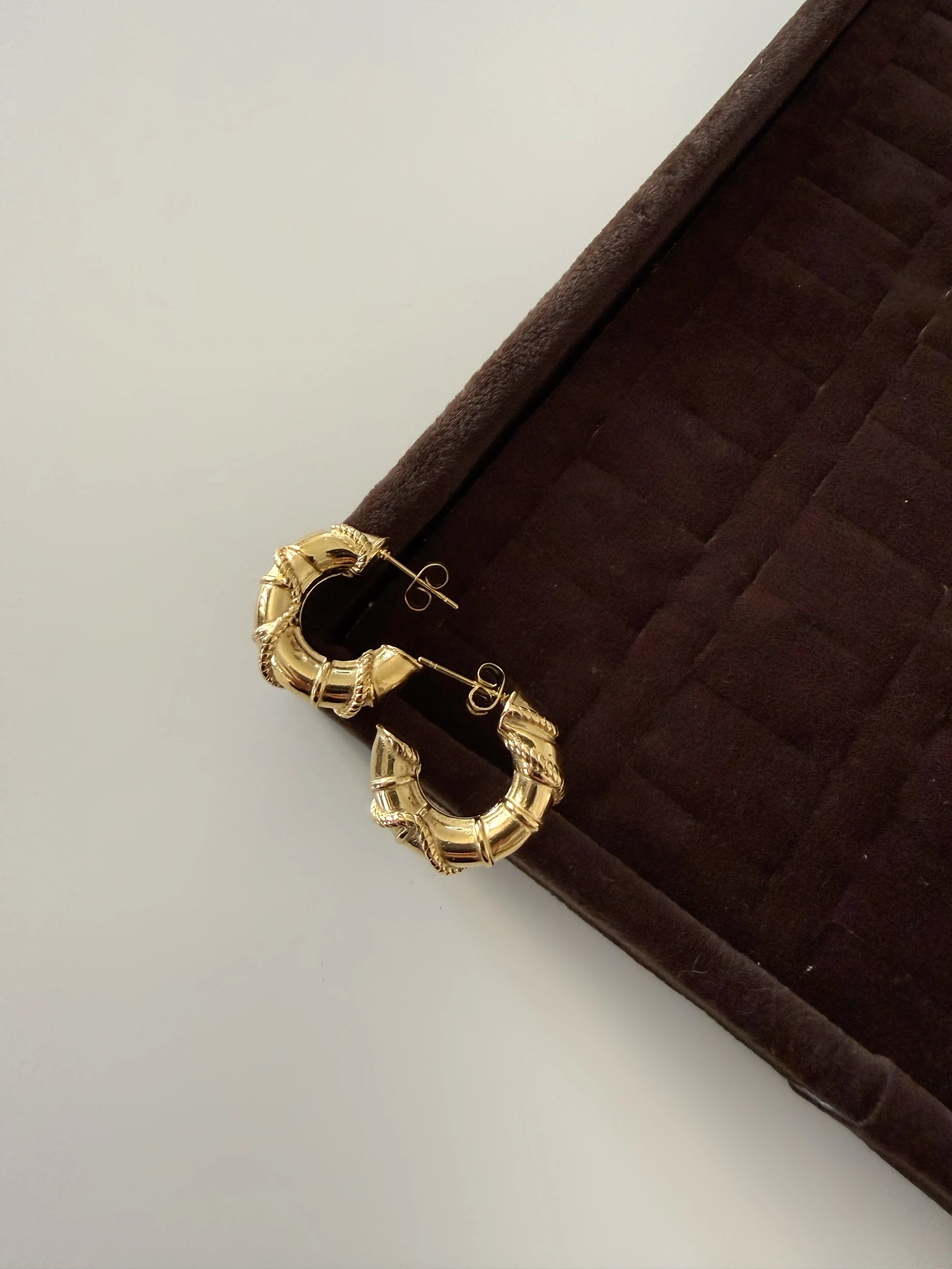 Çelik sarmal işlemeli tombul küpe