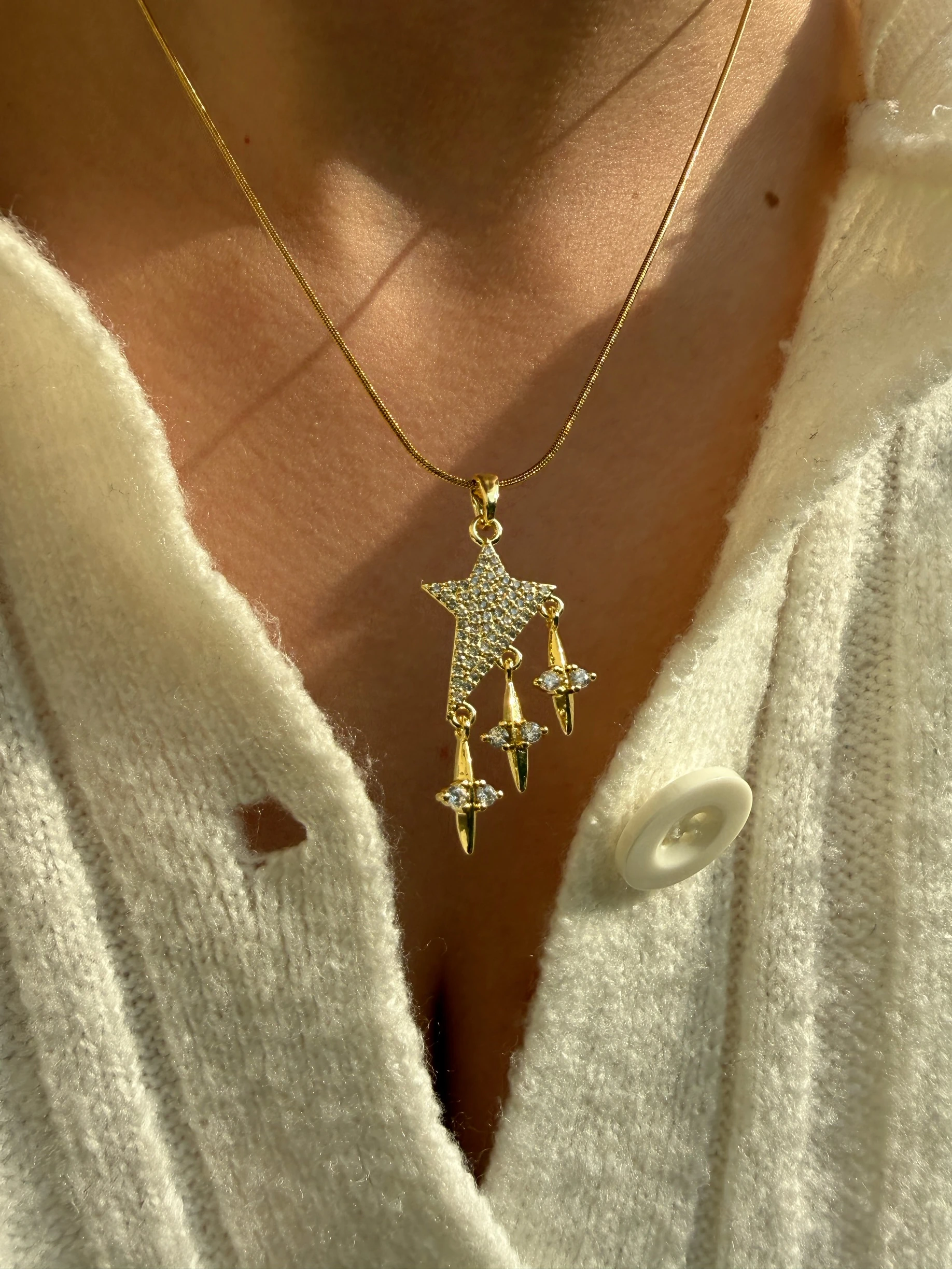 Sallantılı yıldız kolye