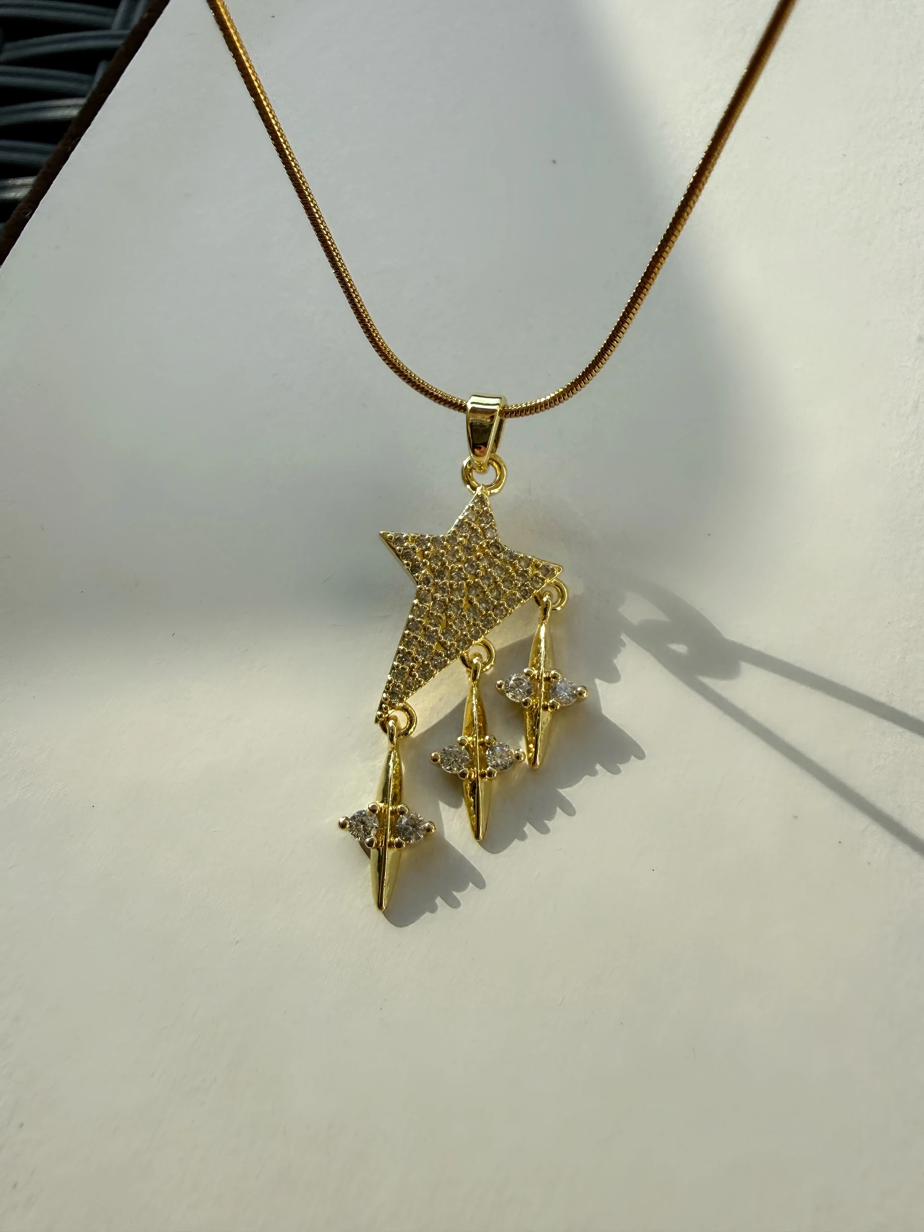 Sallantılı yıldız kolye