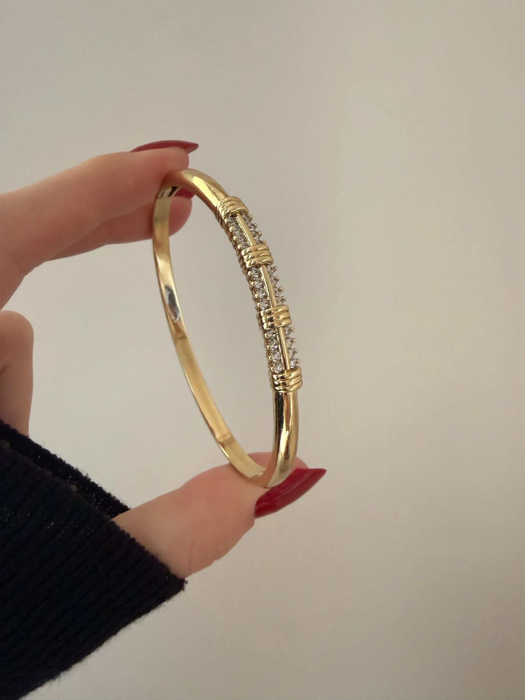 Xuping zirkon&sarmal motif kelepçe