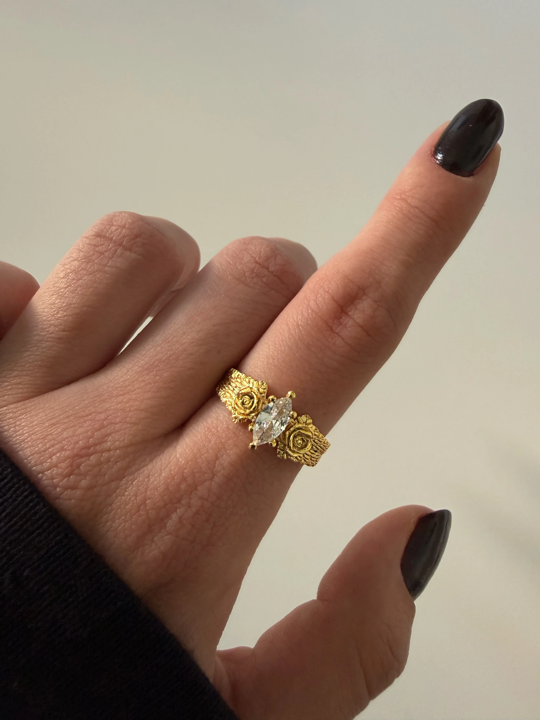 Vintage işlemeli oval taş yüzük