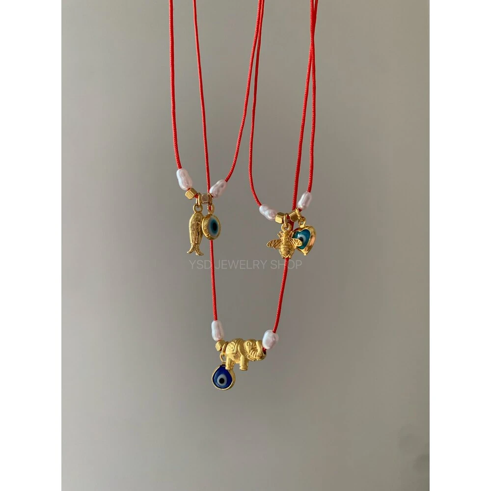 Arı figürlü kırmızı ip kolye