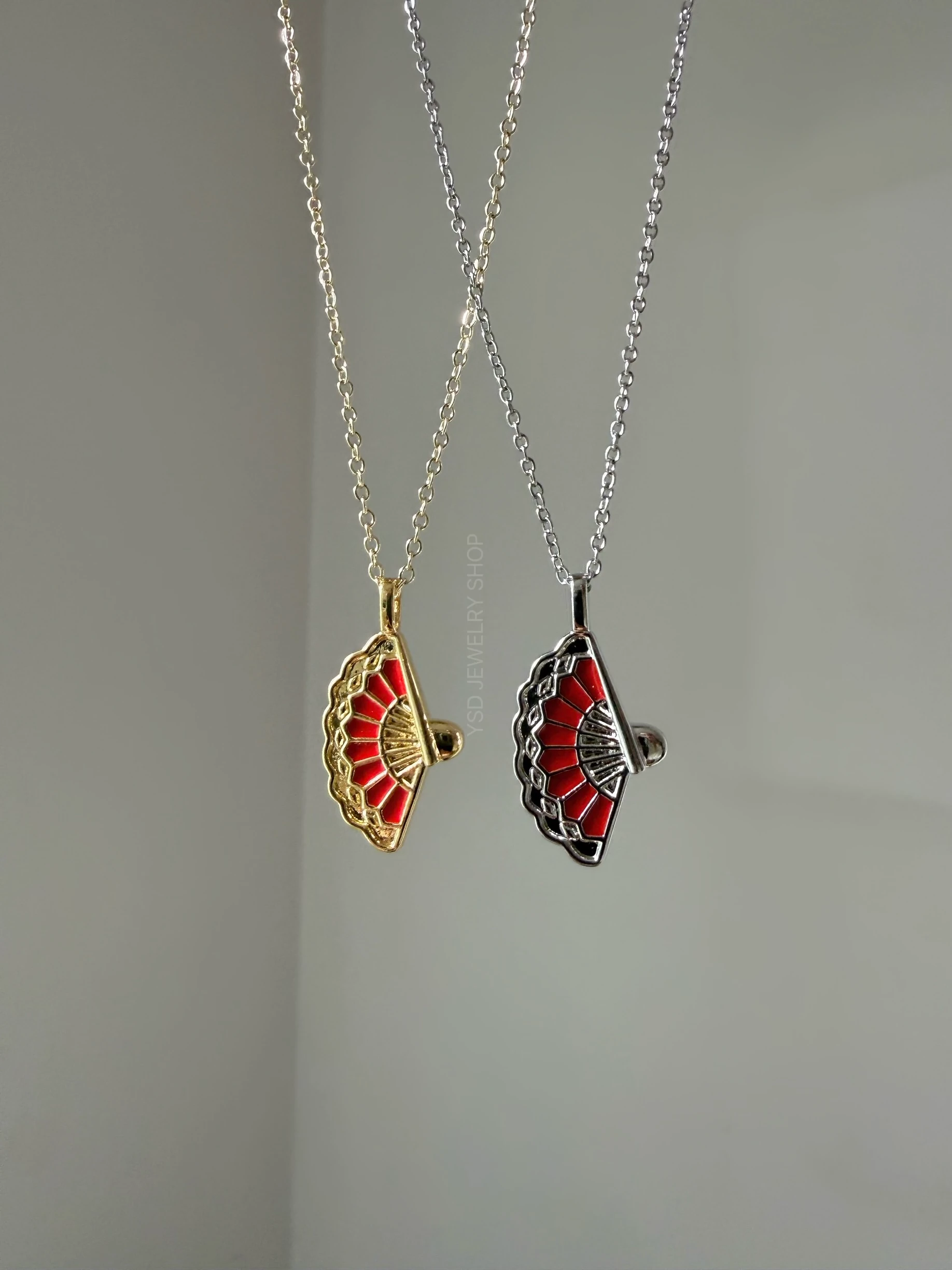 Kırmızı yelpaze kolye