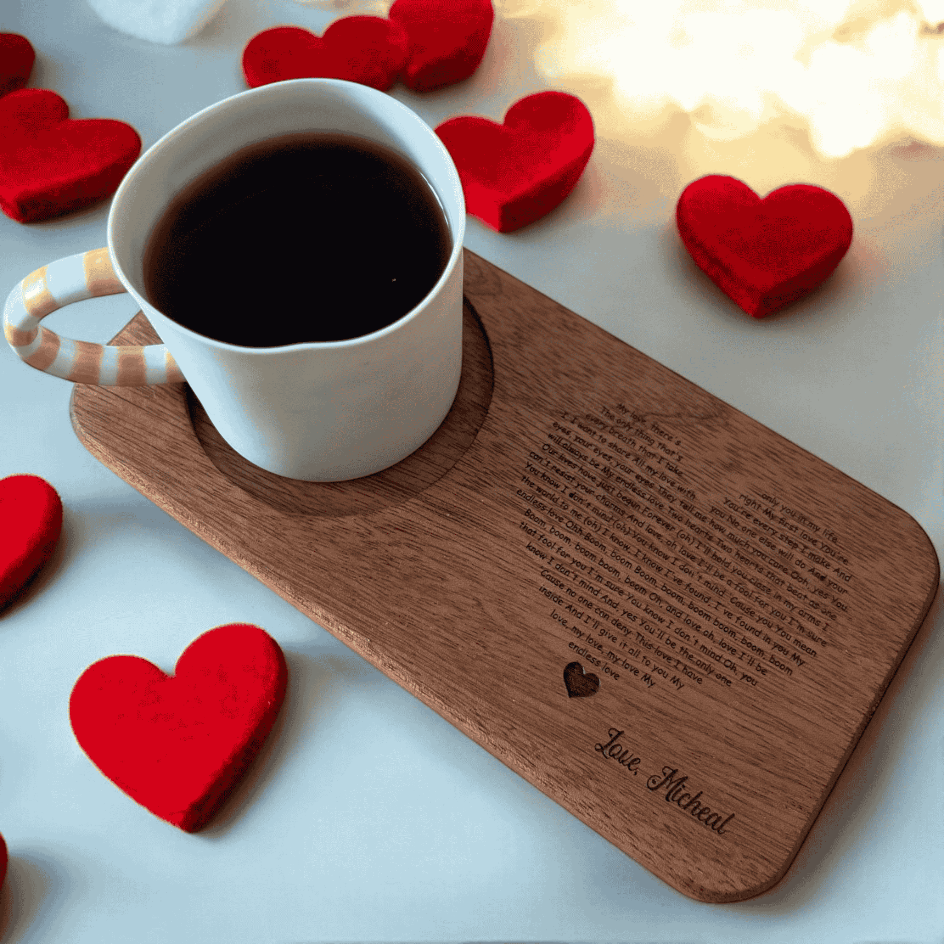 Handgefertigtes Kaffee- und Tee-Serviertablett zum Valentinstag - personalisierte Songtexte und romantische Präsente