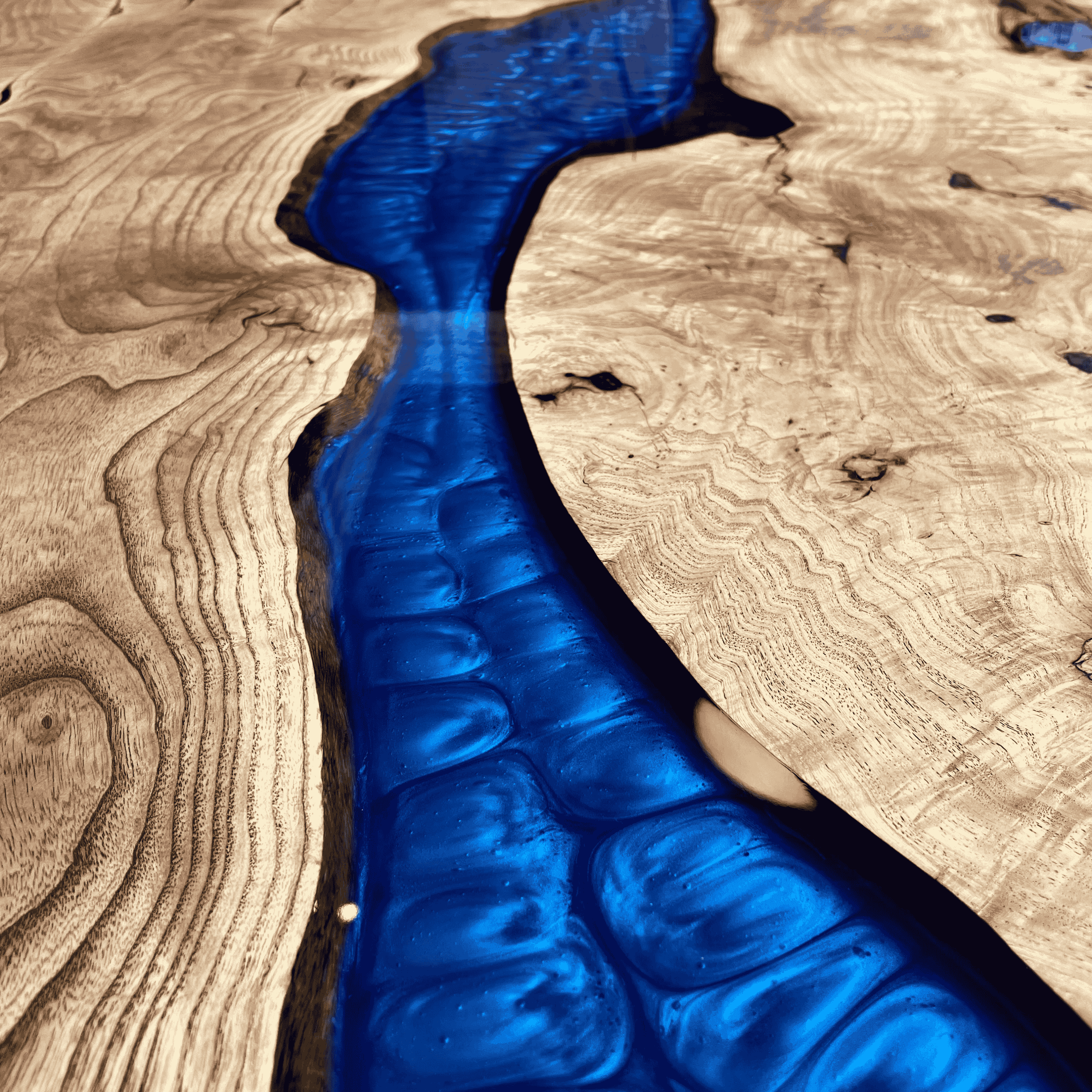 Eschenholztisch in blauem Epoxidharzfluss – handgefertigt, Naturholz und elegantes Design, maßgeschneiderte Anfertigung für Ess- und Arbeitstisch.