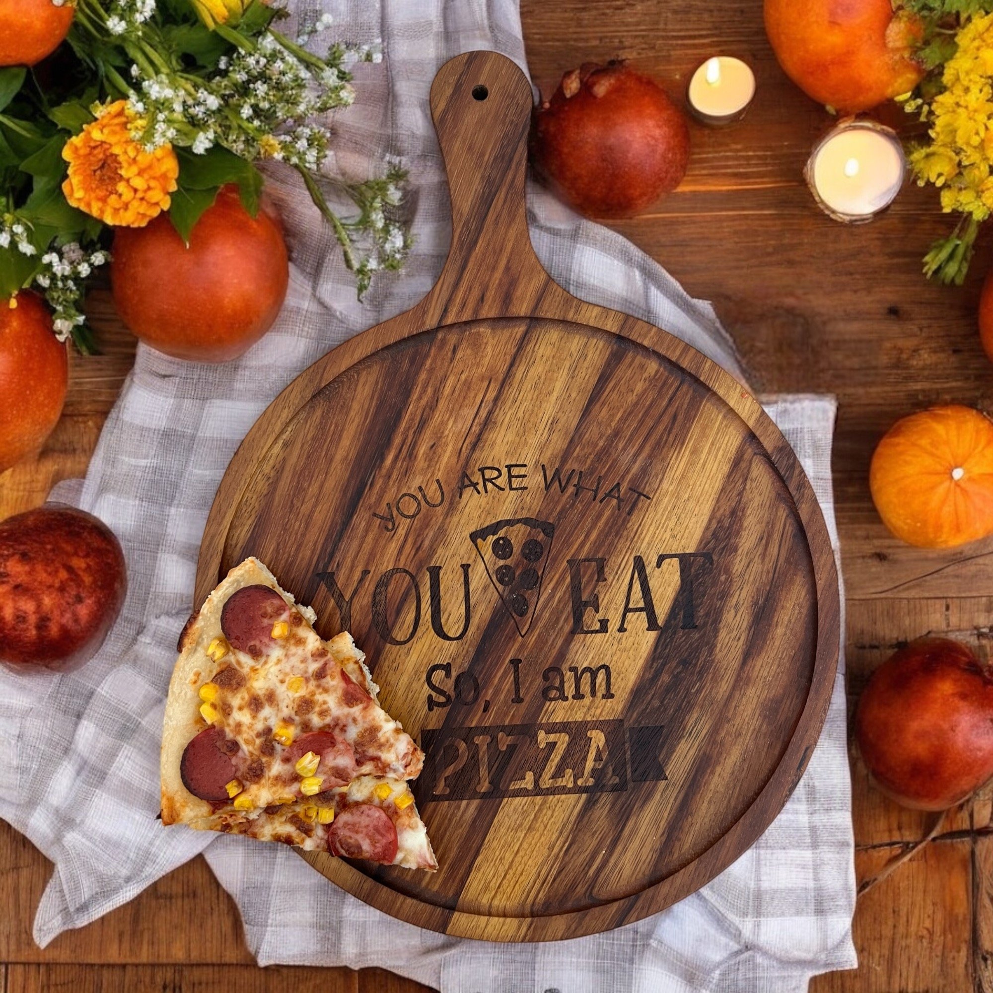 Handgefertigtes Pizza-Servierbrett aus Iroko – Lasergravur, Naturholz, große Dimensionen (47,5 x 34 cm)