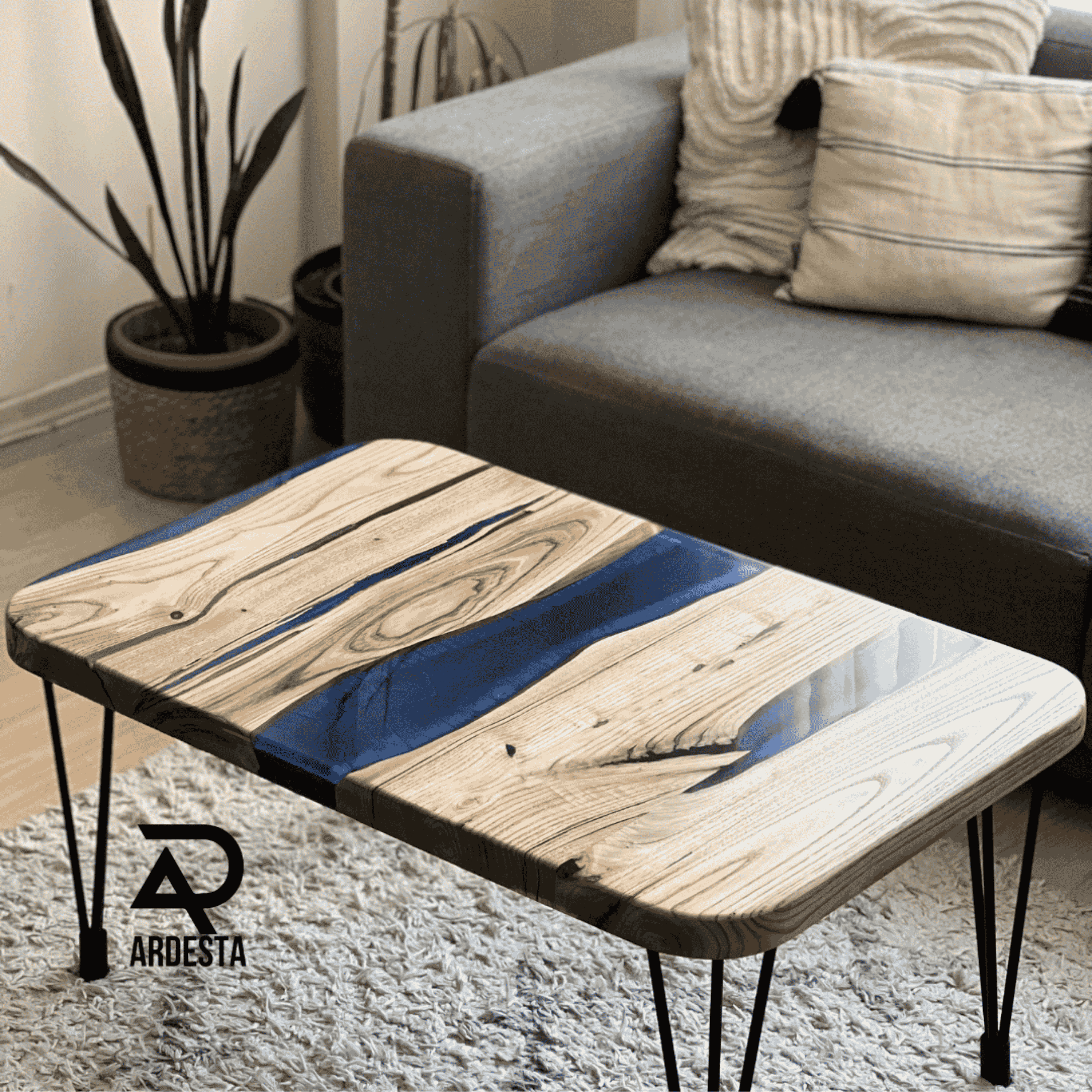 Handgefertigter Couchtisch aus Kastanienholz und blauem Epoxidharz – Eine harmonische Verbindung von natürlicher Eleganz und modernem Chic.