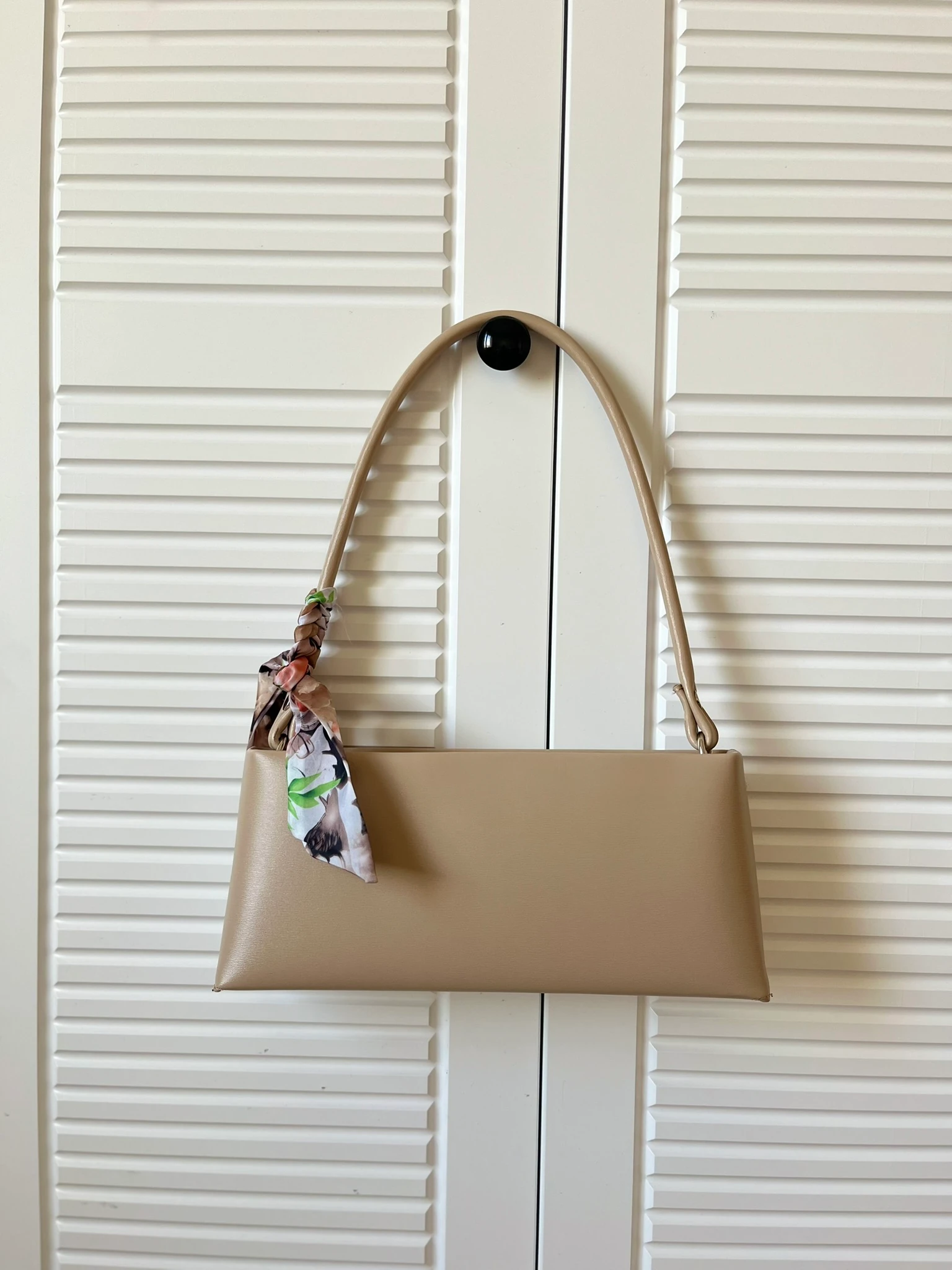 Minimalist Fular Detaylı Baget Çanta  - Sıcak Bej