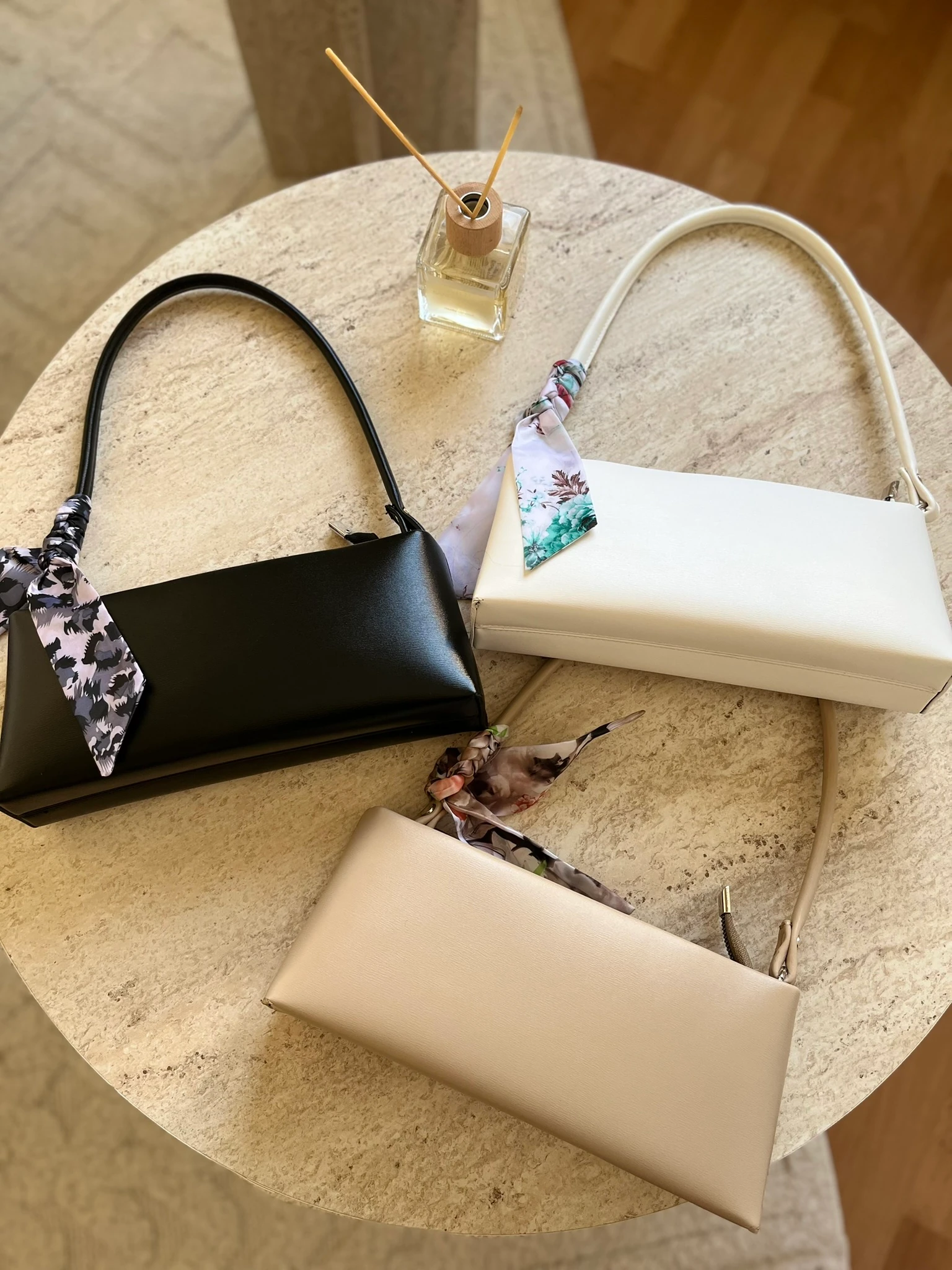 Minimalist Fular Detaylı Baget Çanta 