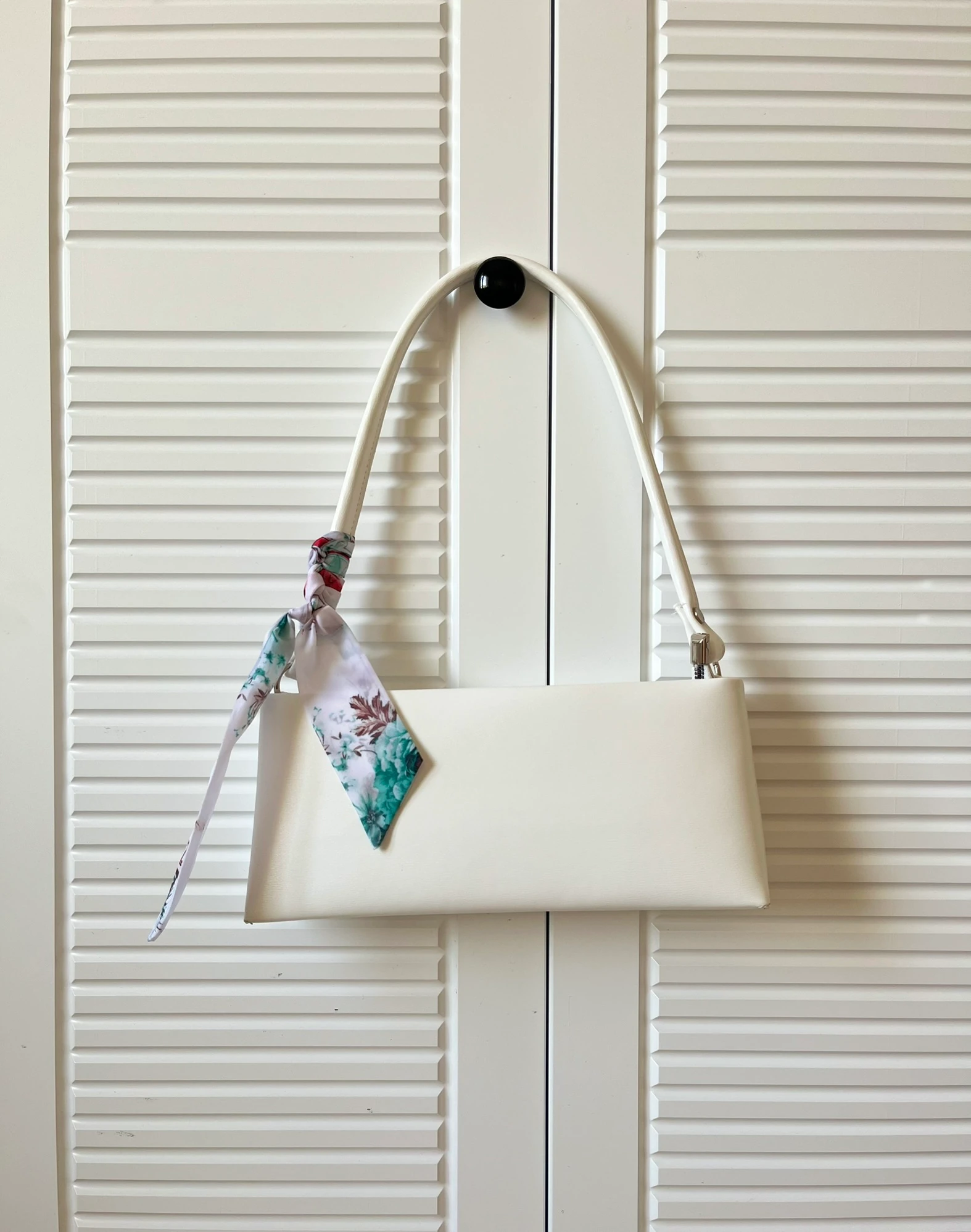 Minimalist Fular Detaylı Baget Çanta  - Beyaz