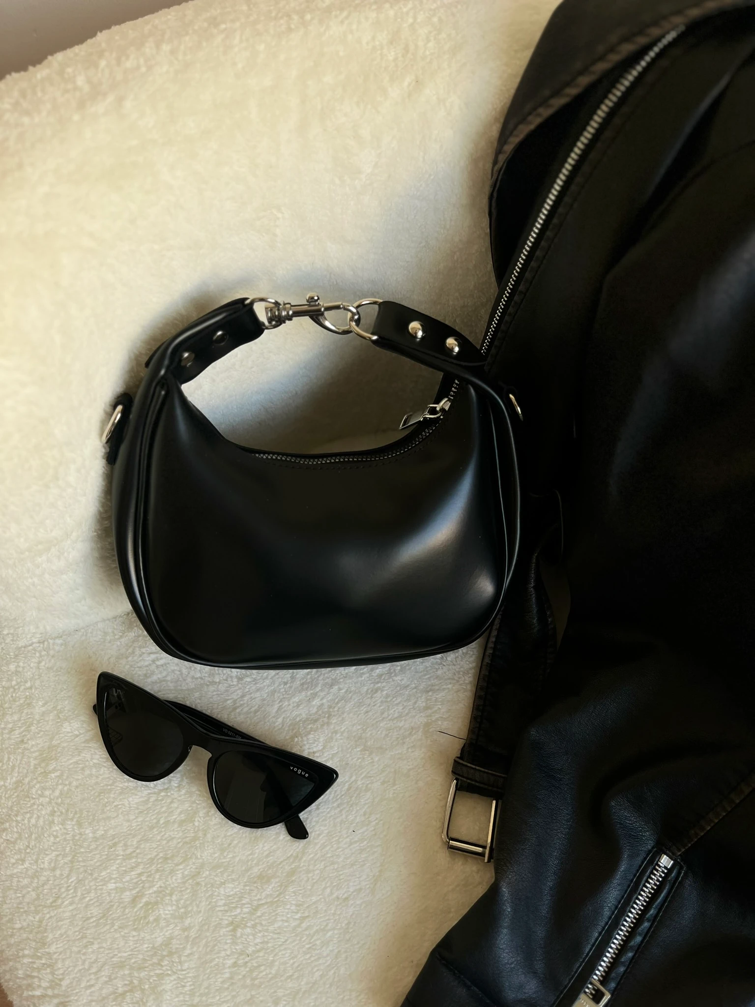 Siyah Deri Görünümlü Tokalı Mini Baget Çanta