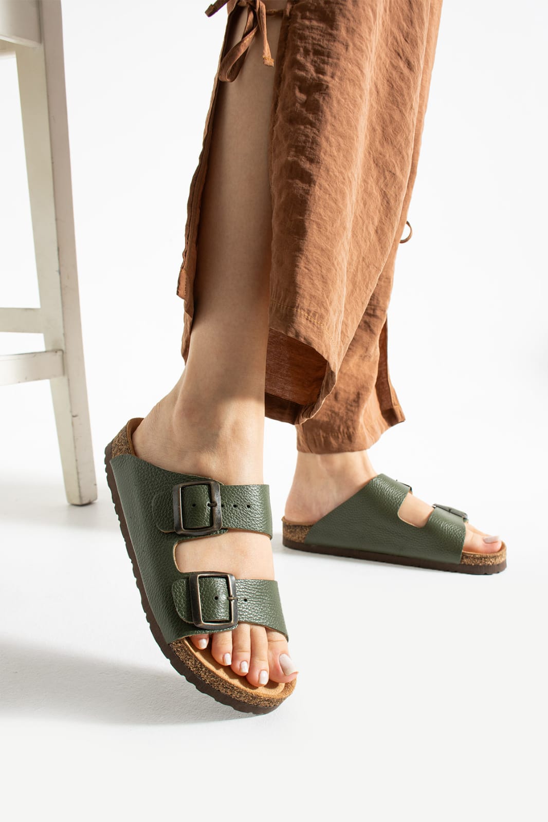 “Mycorni Unisex Hakiki Deri Çift Tokalı Mantar Taban Terlik