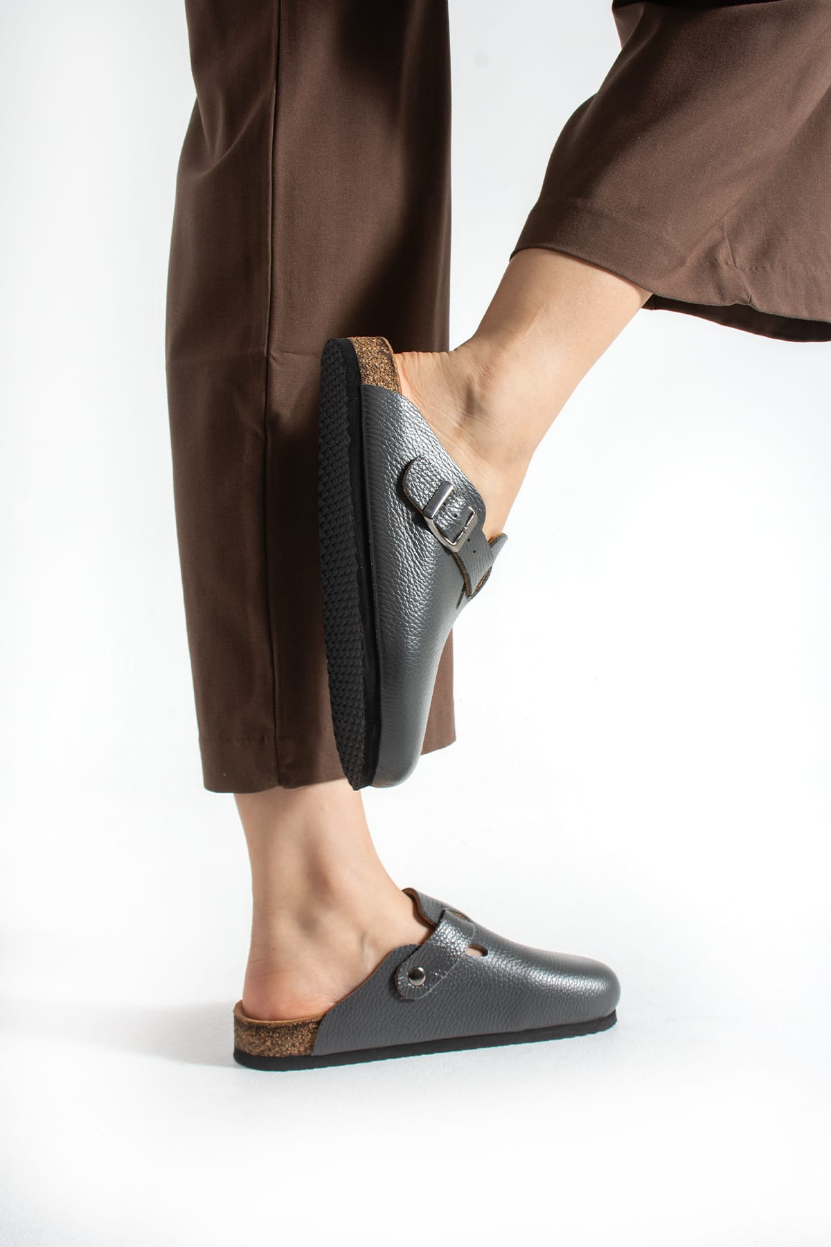 Mycorni Unisex Sabo Anatomik Hakiki Deri Kapalı Terlik – Doğal Mantar Tabanlı Rahat Ortopedik Model