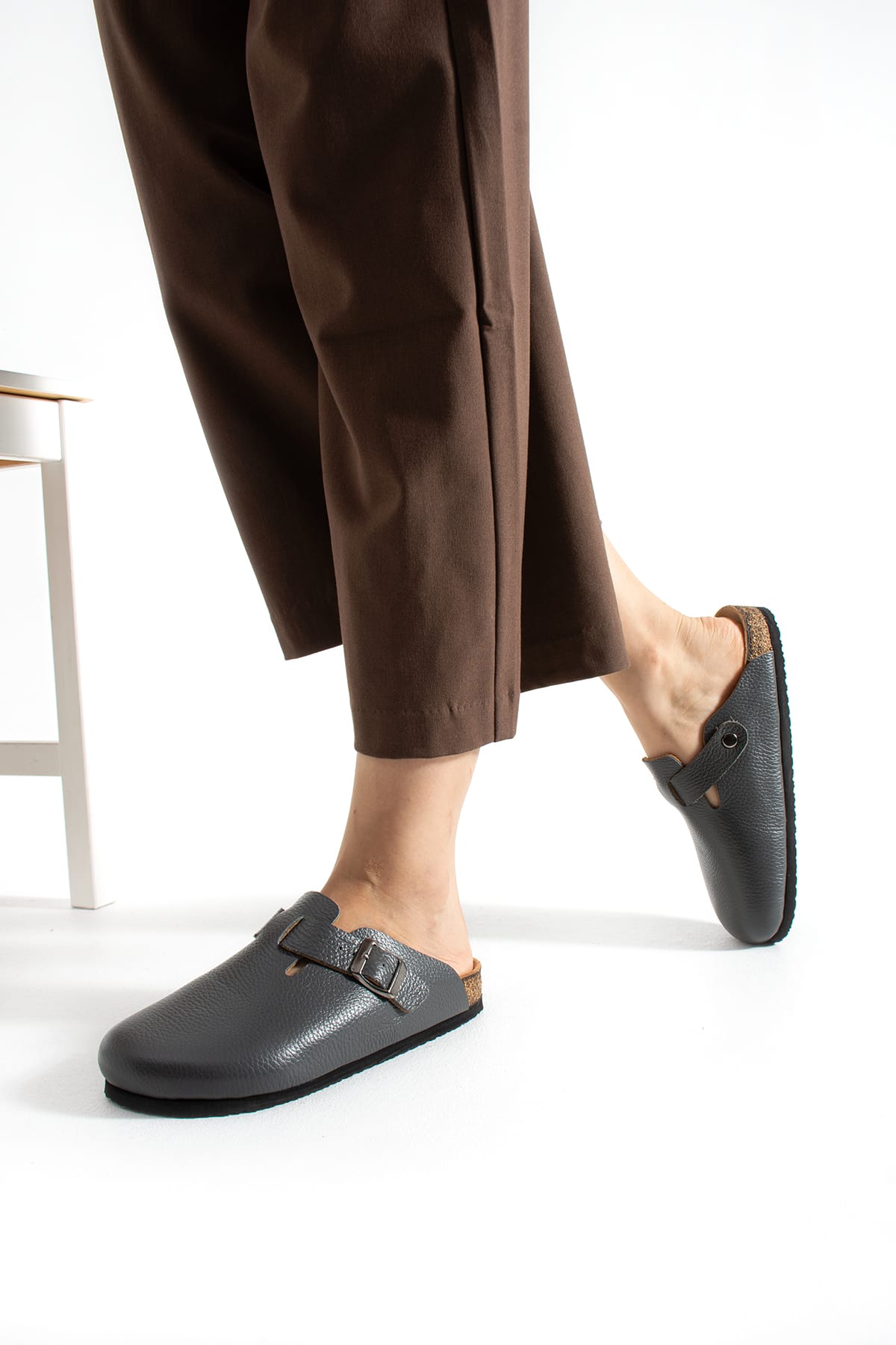 Mycorni Unisex Sabo Anatomik Hakiki Deri Kapalı Terlik – Doğal Mantar Tabanlı Rahat Ortopedik Model