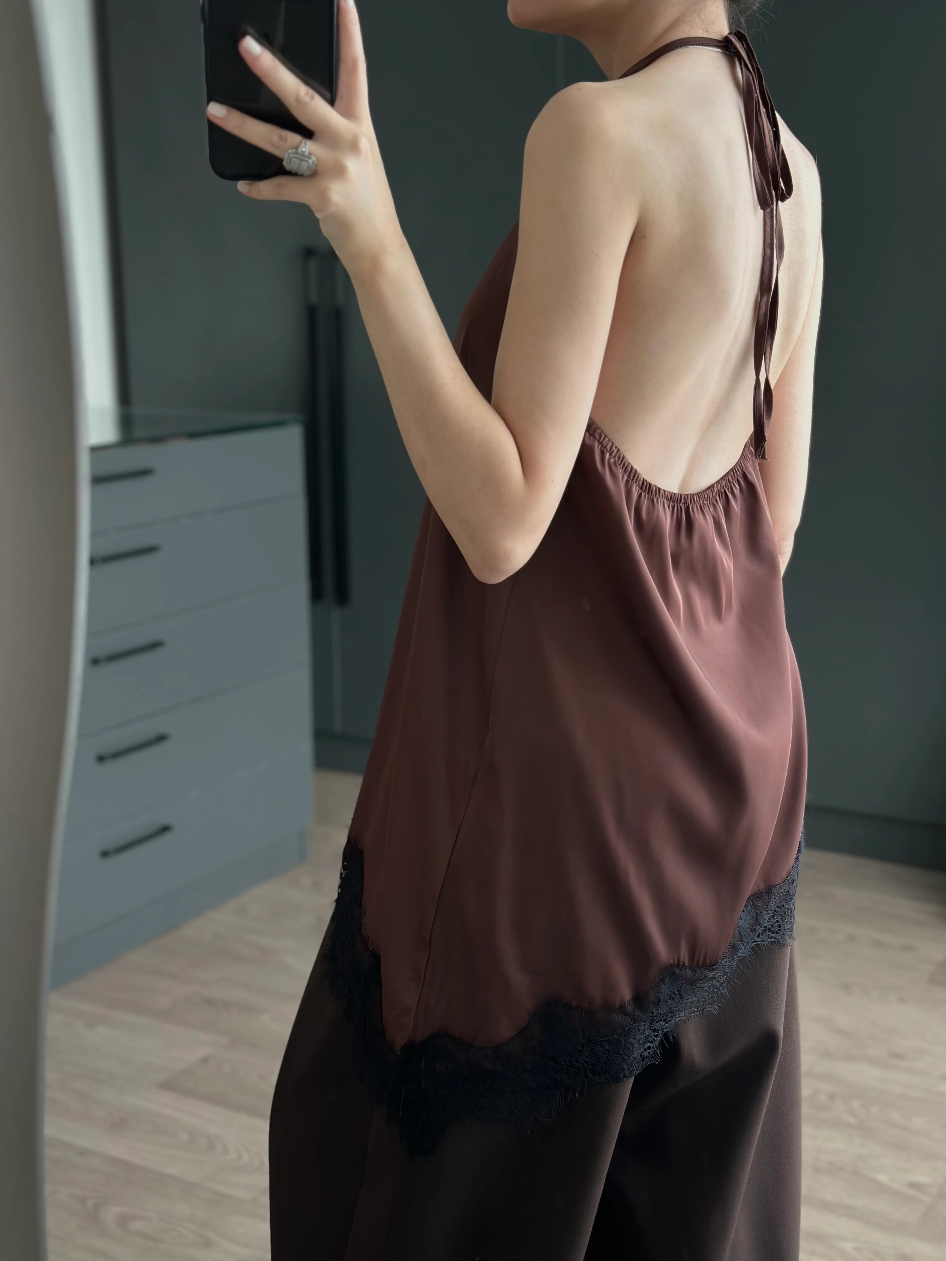 KAHVE DANTEL DETAYLI SATEN BLUZ