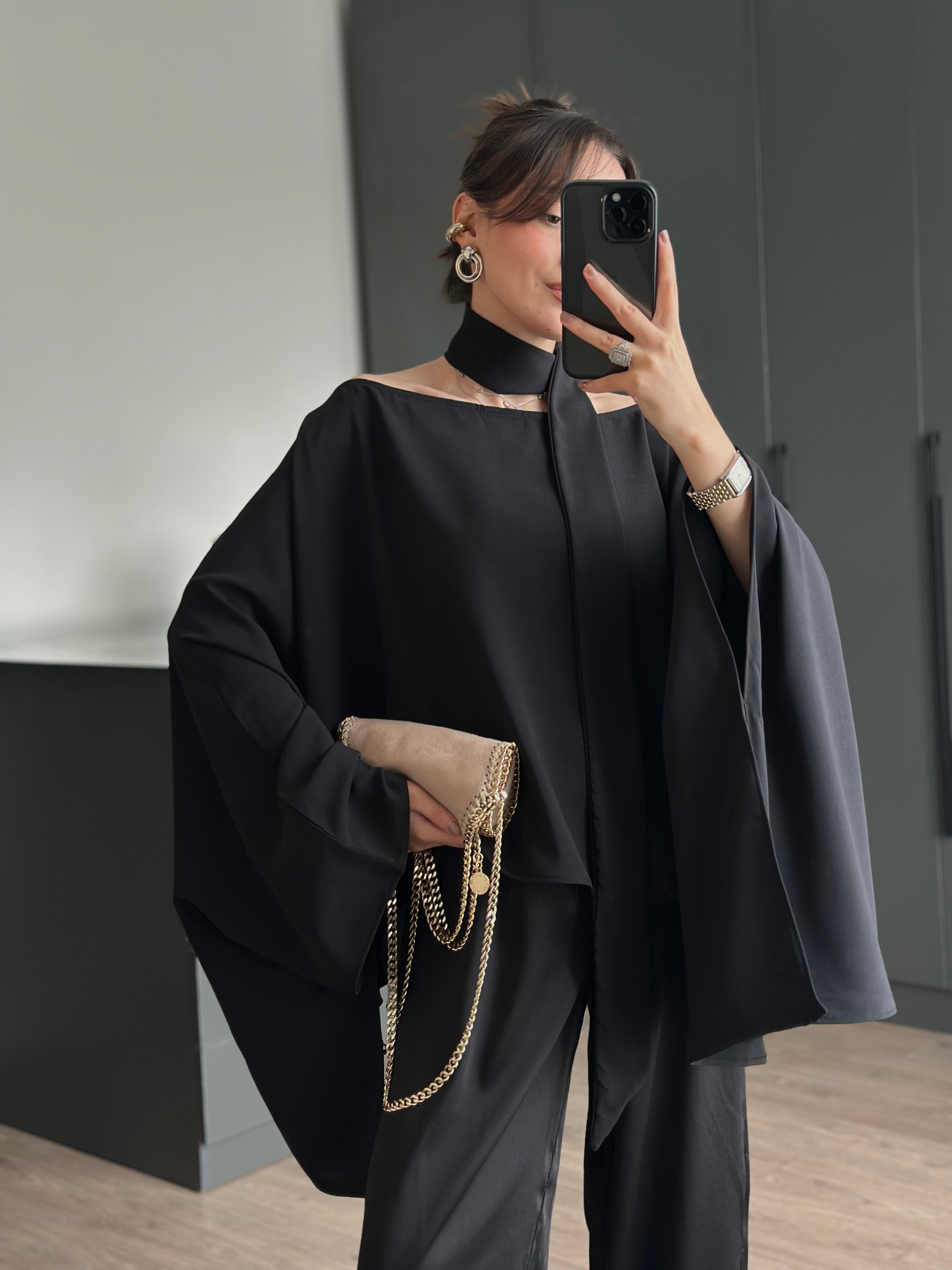 PELERİN KOL FULAR DETAYLI SİYAH BLUZ