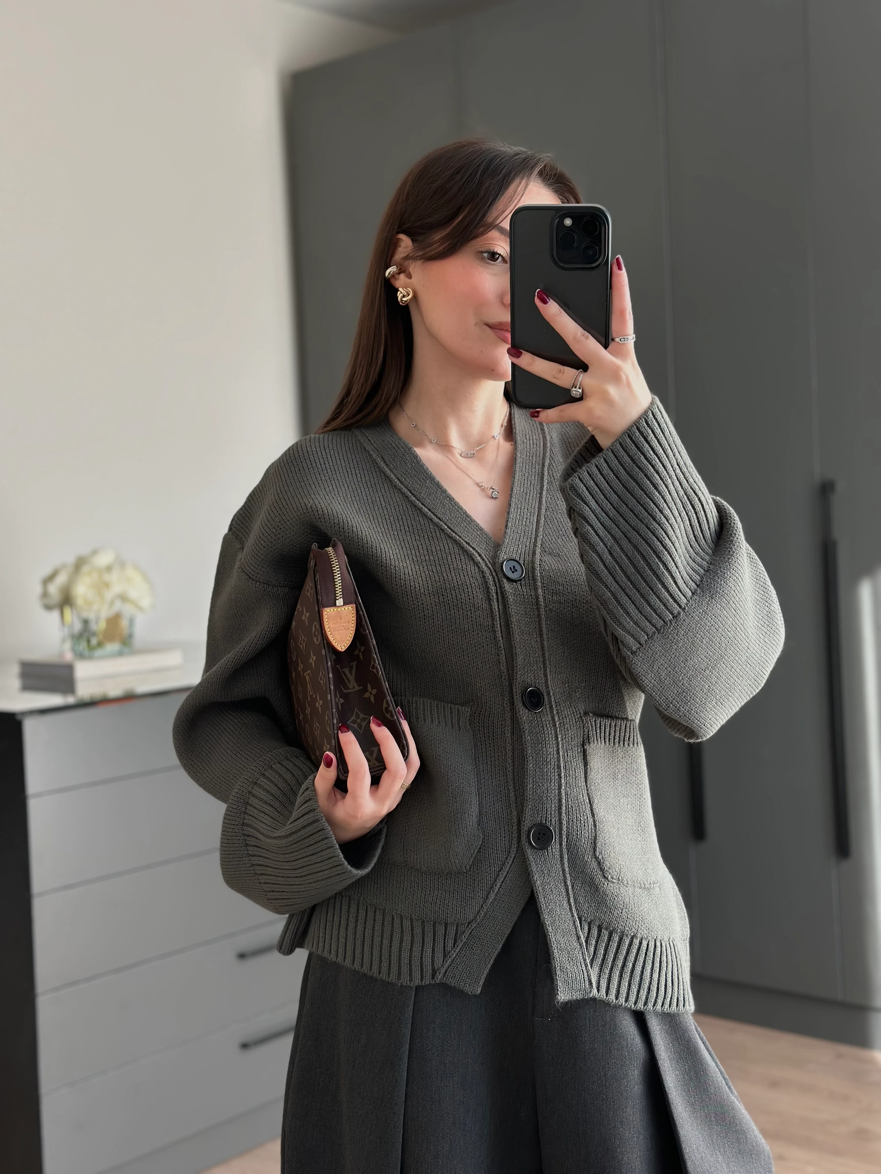 V YAKA CEP DETAYLI HAKİ TRİKO HIRKA