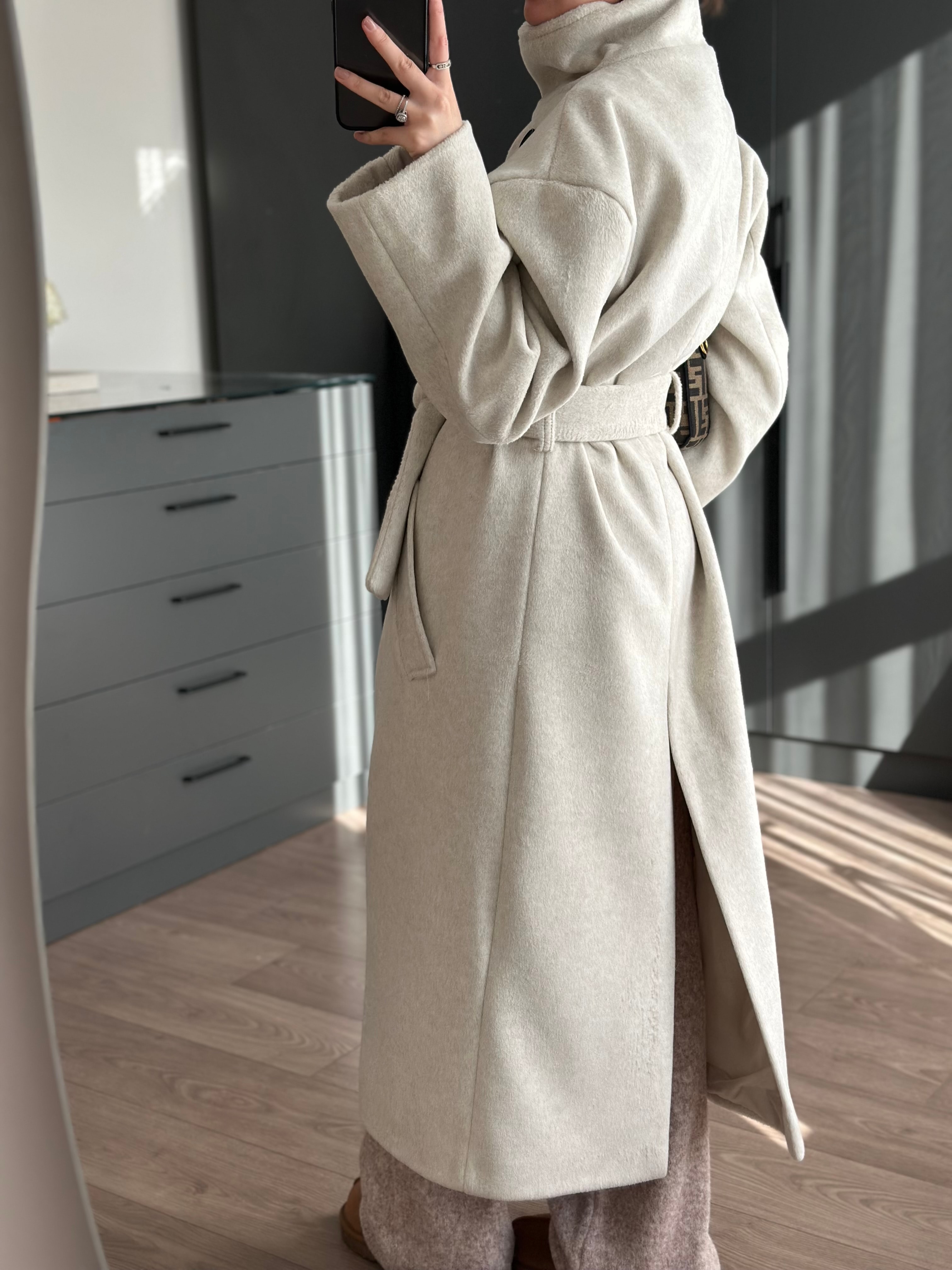 DİK YAKA KUŞAKLI UZUN YÜN BEJ PALTO