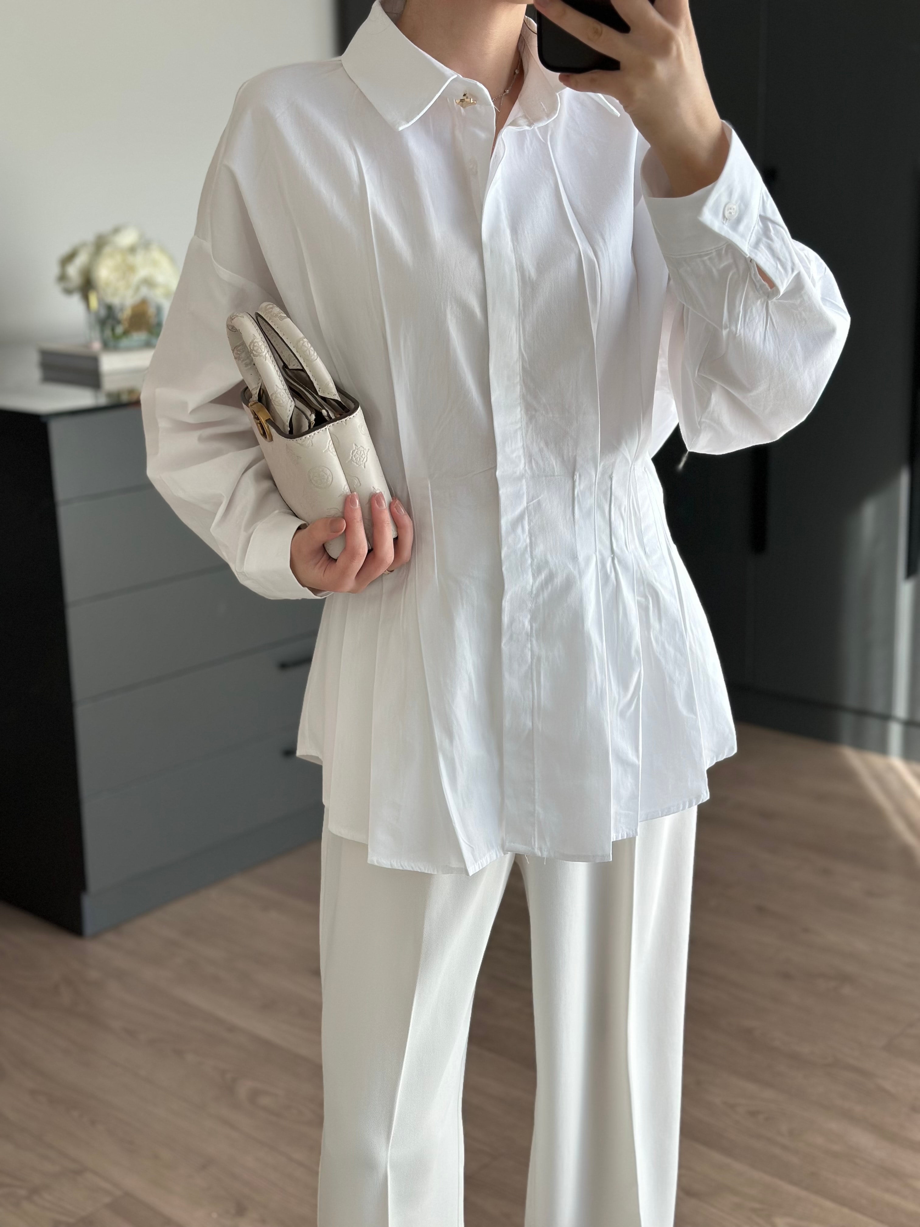 PİLİSE DETAYLI BELİ OTURTMALI BEYAZ GÖMLEK