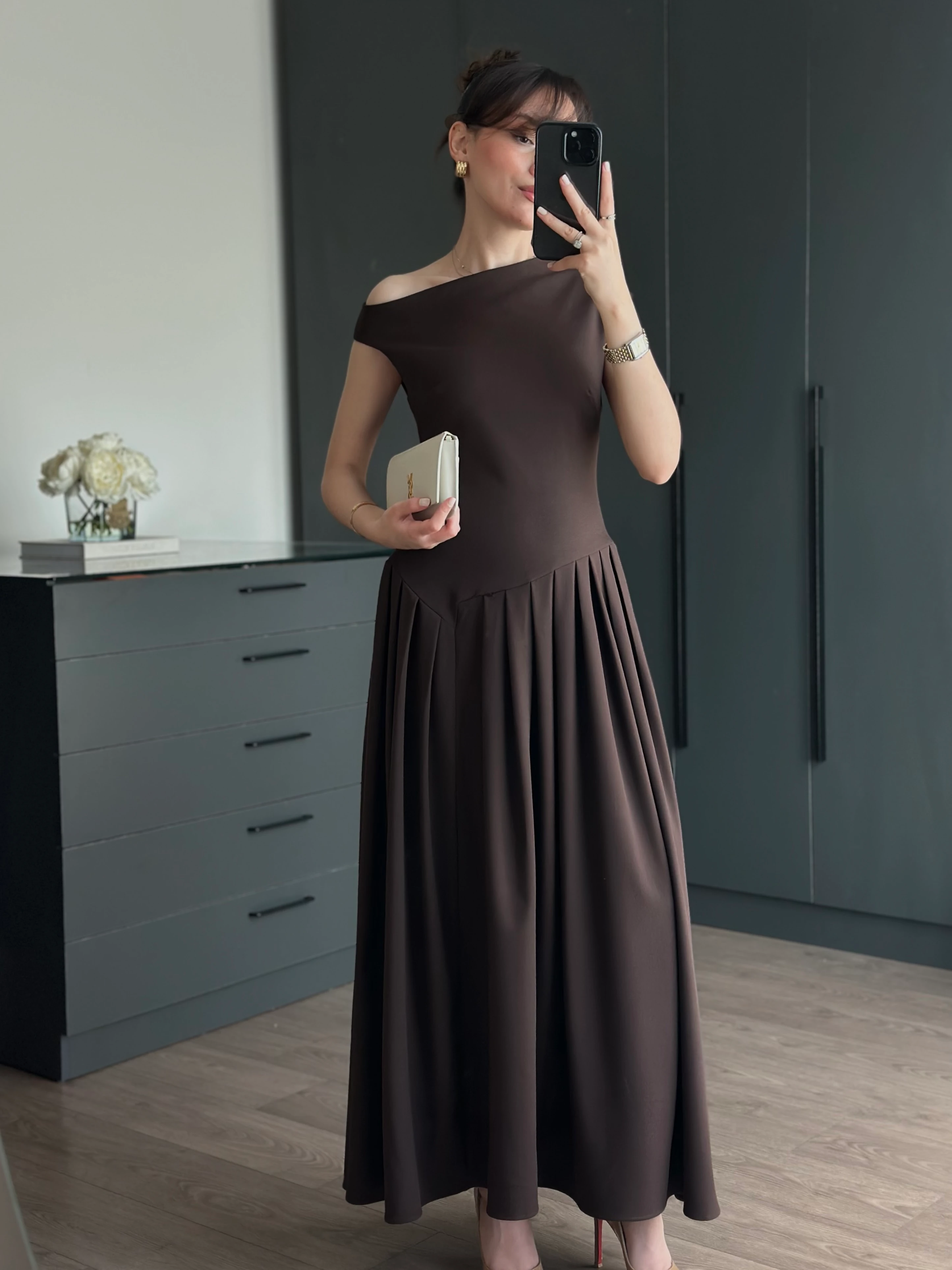 TASARIM KAYIK YAKA PİLELİ ELBİSE - ACI KAHVE