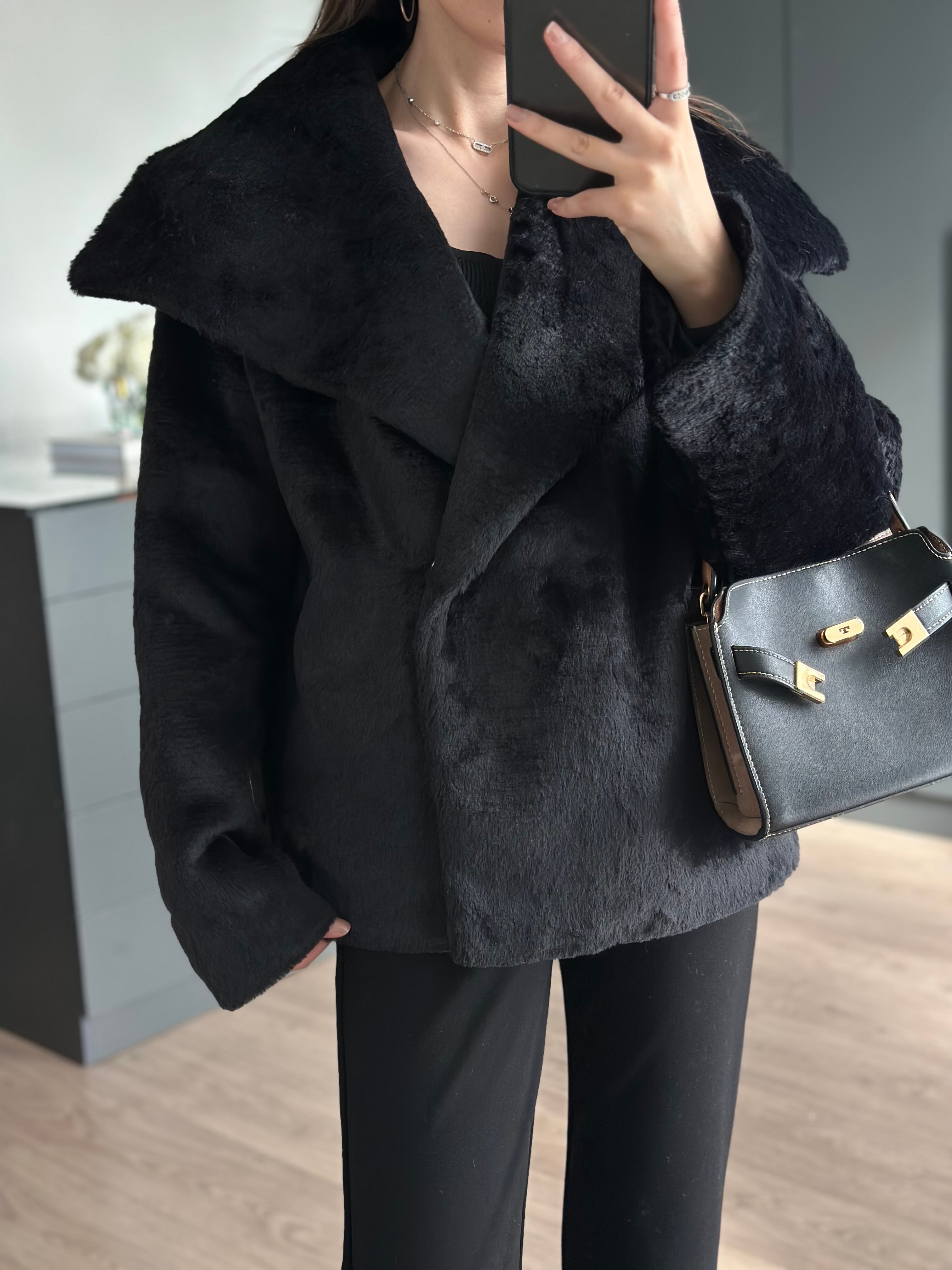 PELUŞ TASARIM YAKA SİYAH CEKET 