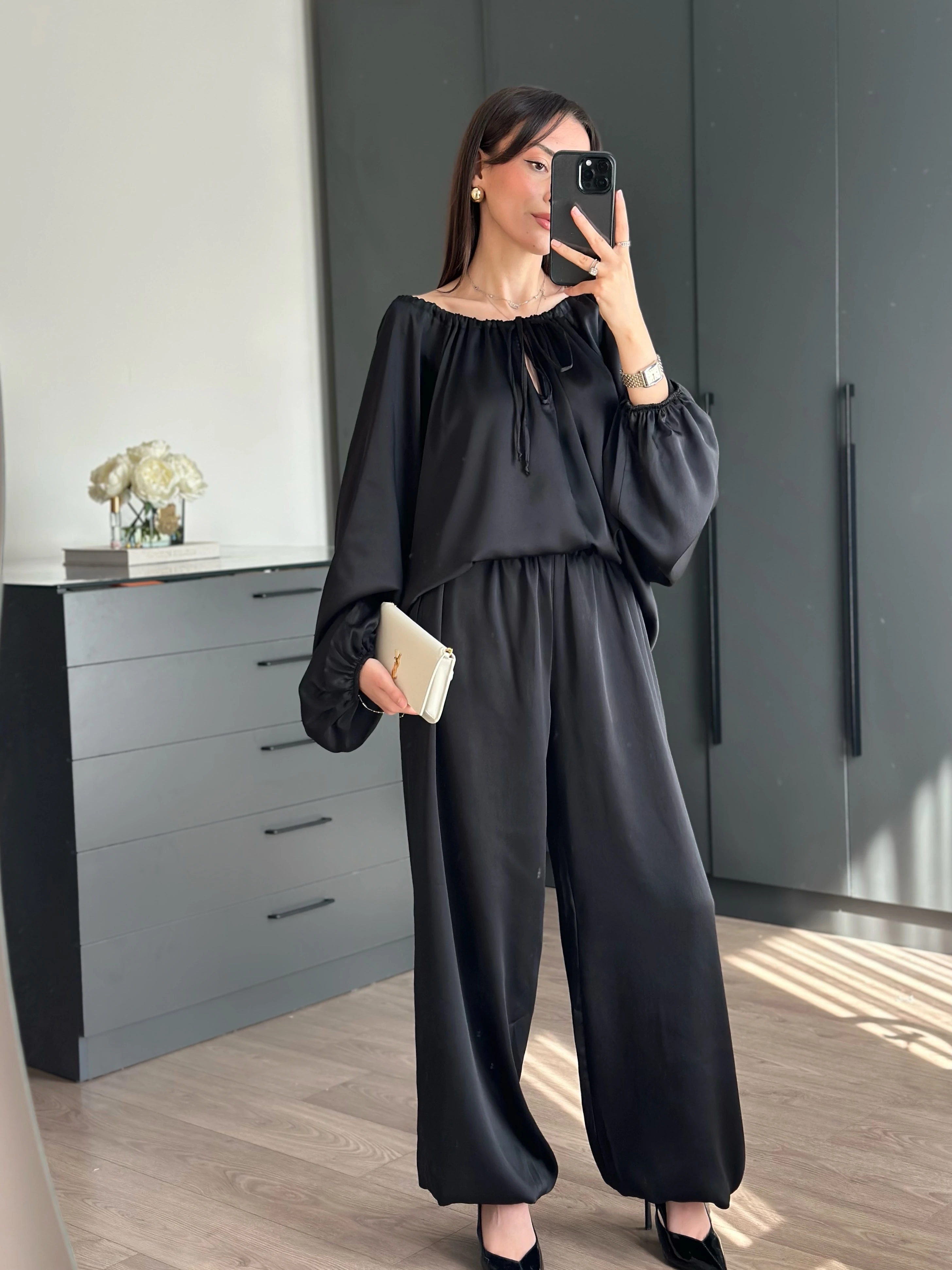 PAÇA DETAYLI TASARIM SATEN SİYAH TAKIM