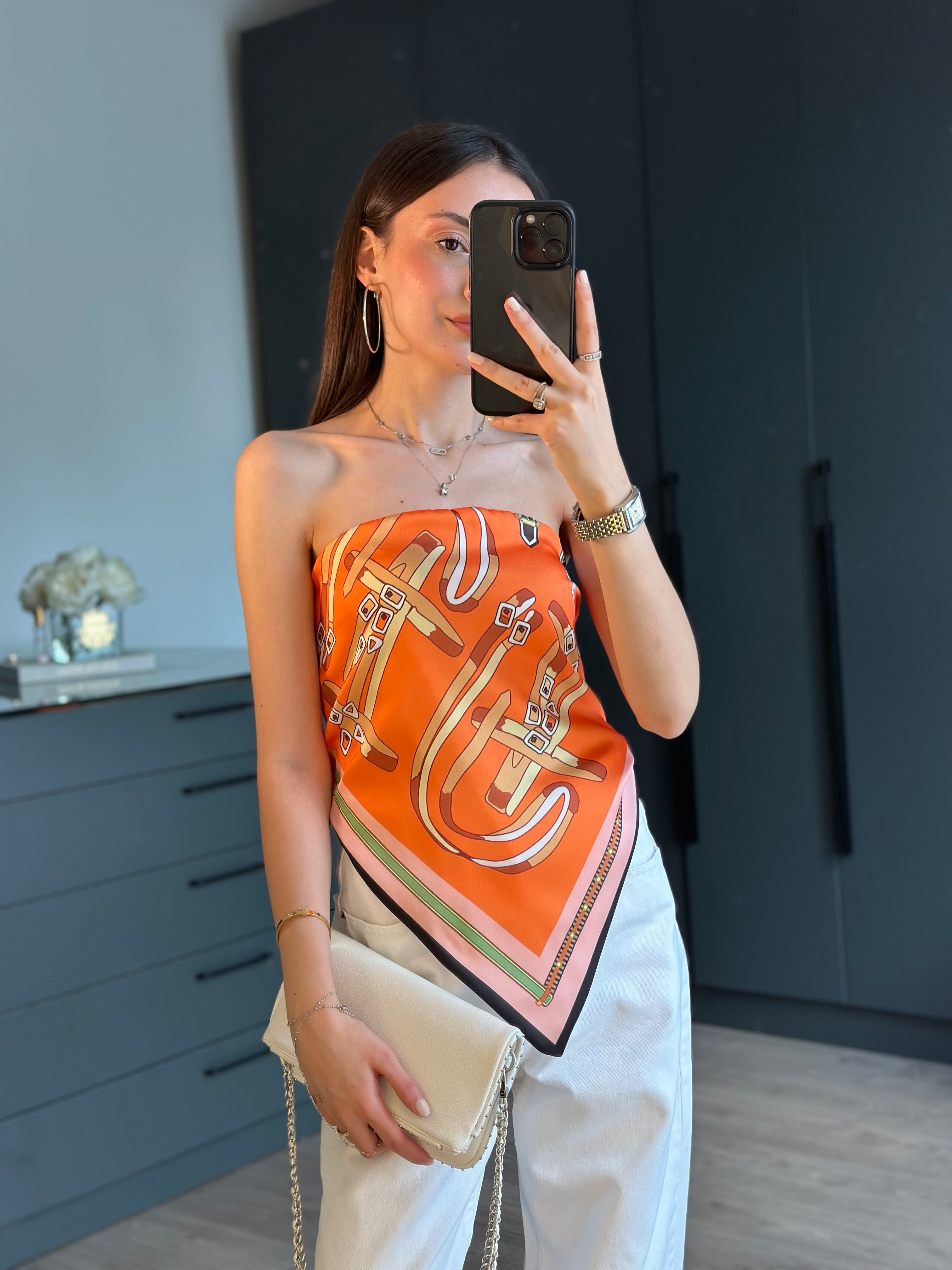 DESENLİ STRAPLEZ SIRT BAĞLAMALI SATEN BLUZ