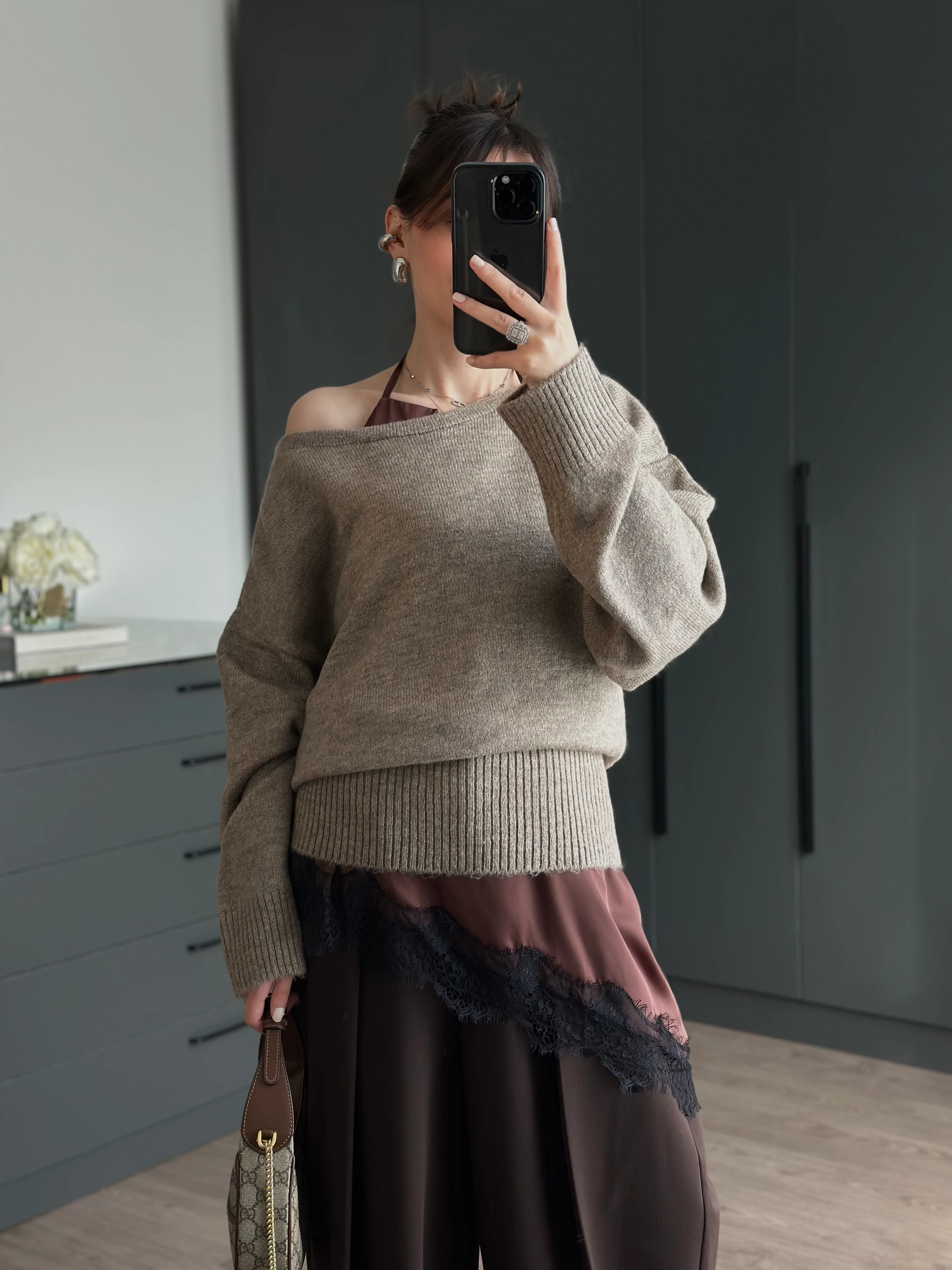 KAHVE DANTEL DETAYLI SATEN BLUZ