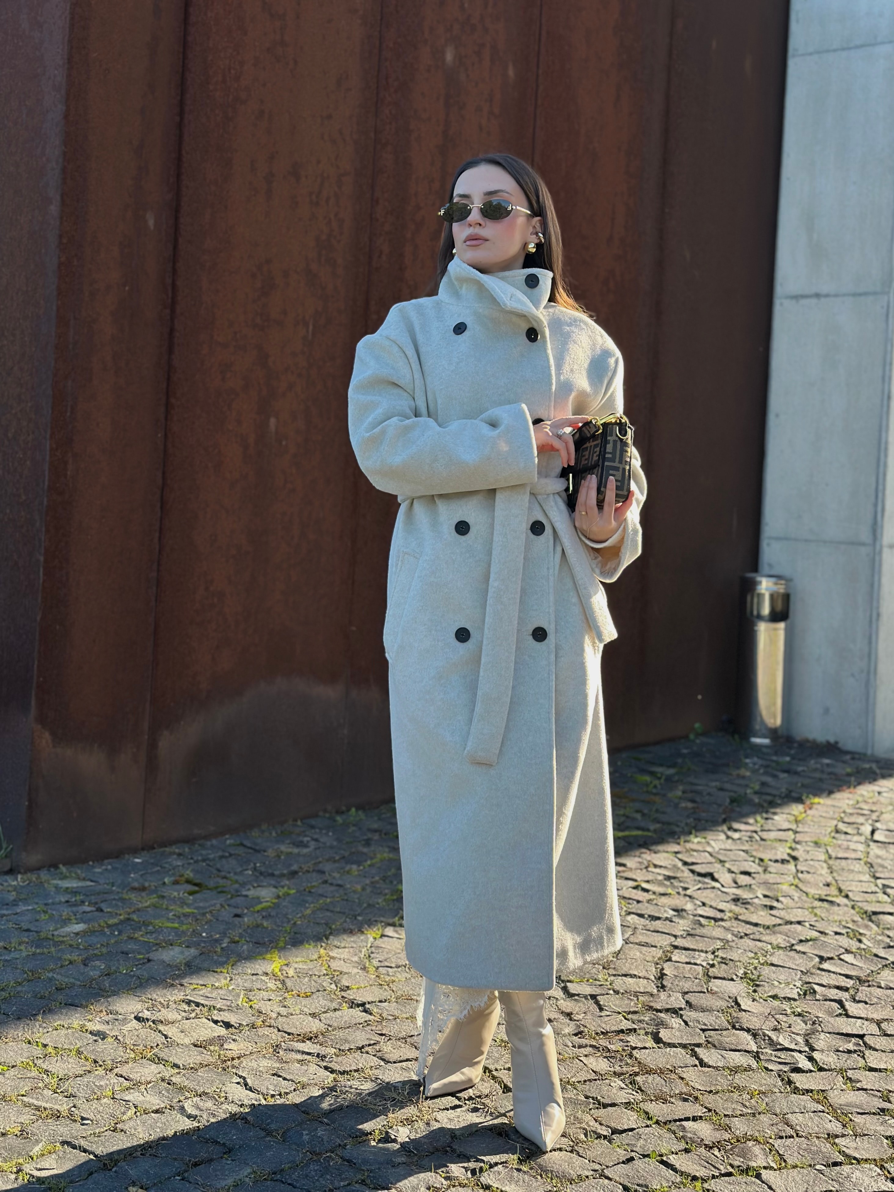 DİK YAKA KUŞAKLI UZUN YÜN BEJ PALTO