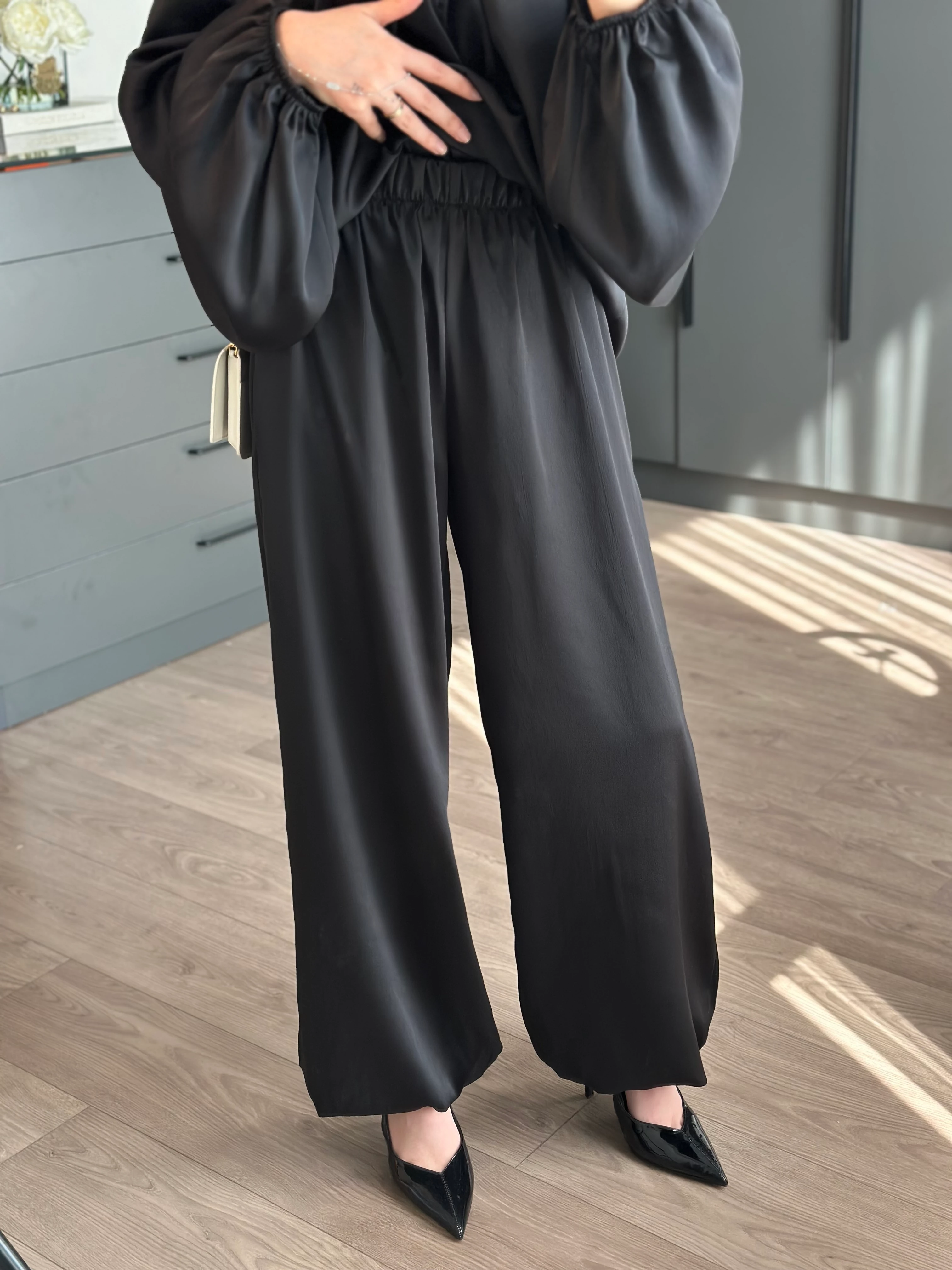 PAÇA DETAYLI TASARIM SATEN SİYAH TAKIM