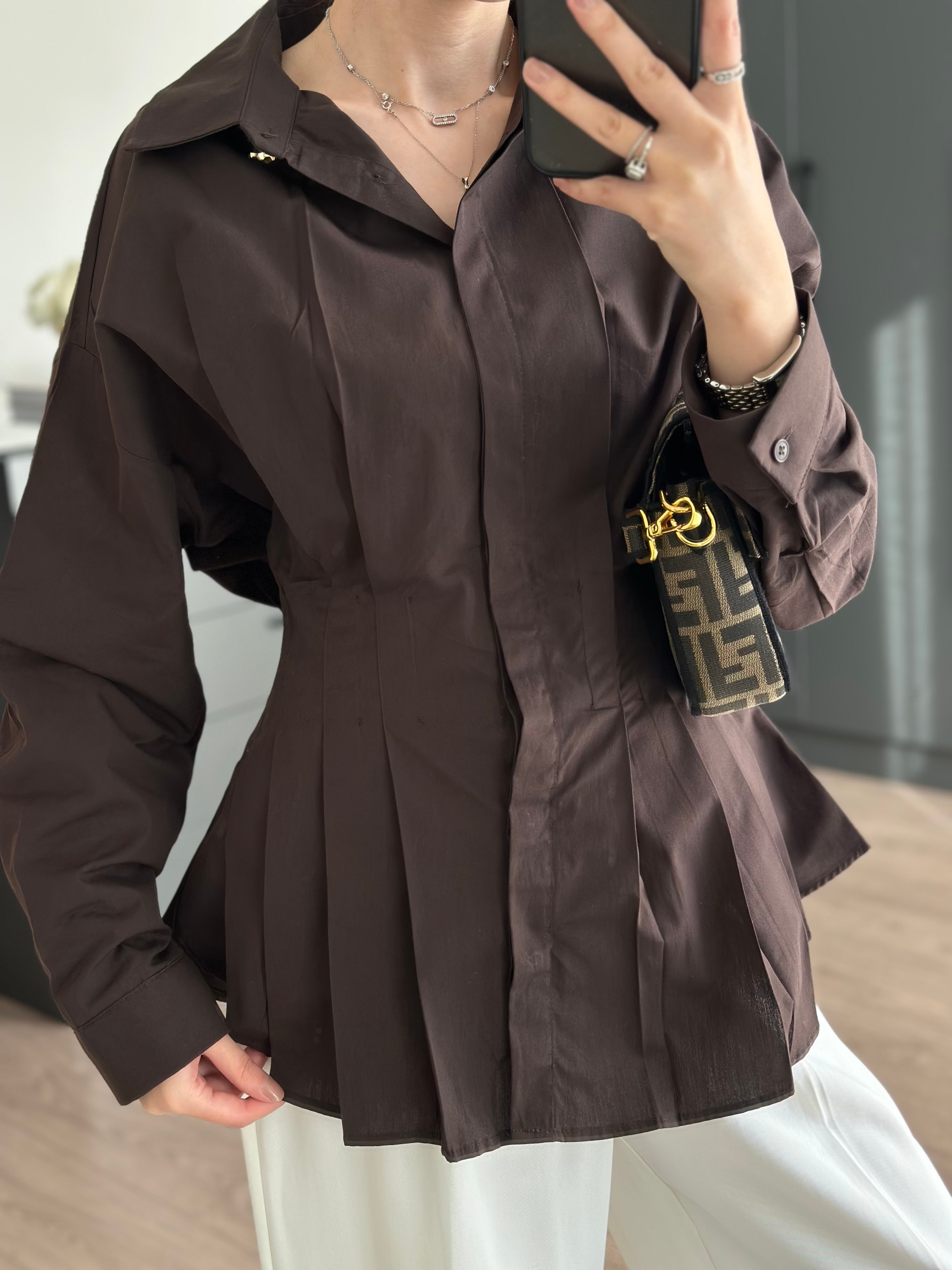 PİLİSE DETAYLI BELİ OTURTMALI ACI KAHVE GÖMLEK