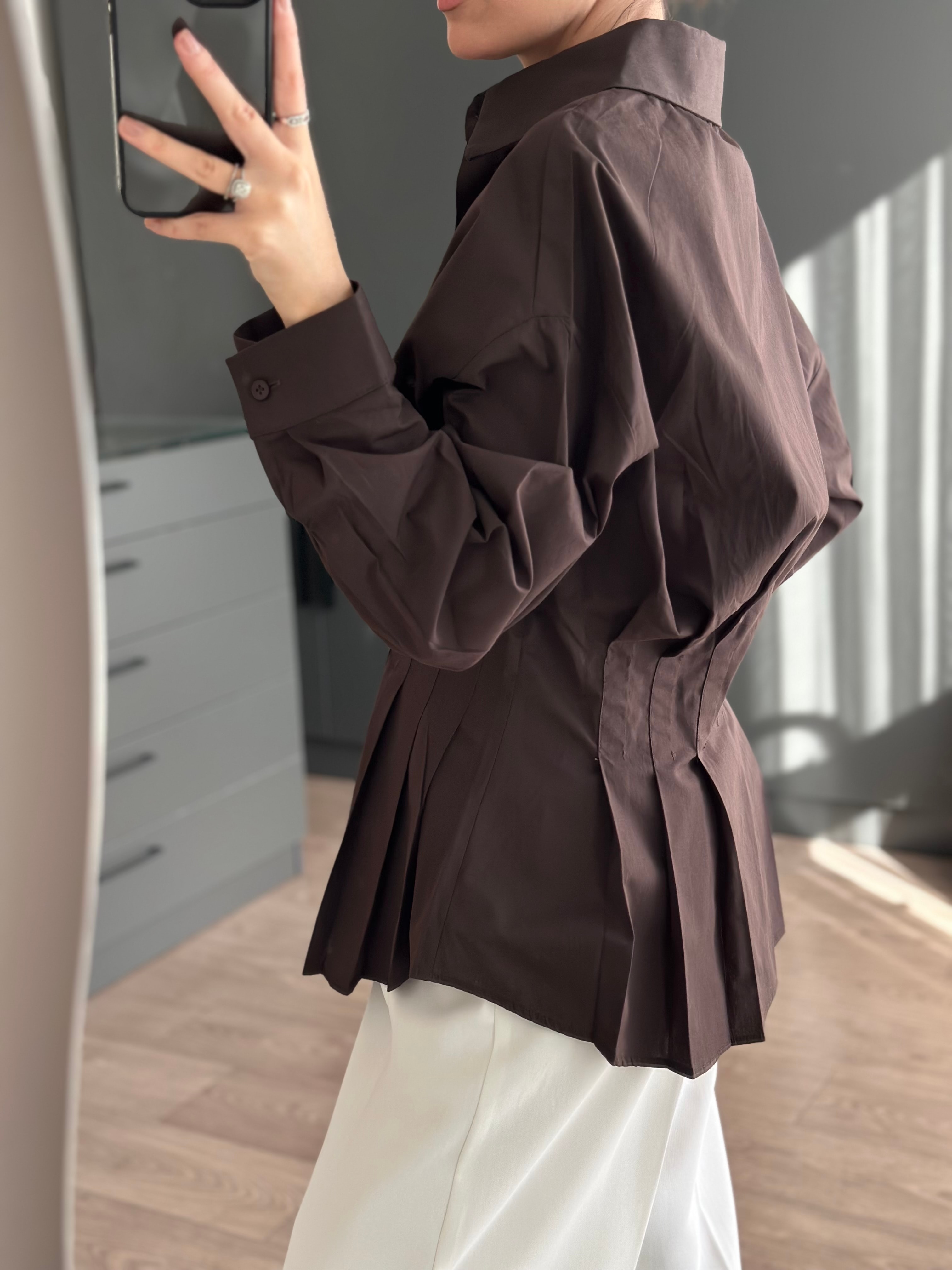 PİLİSE DETAYLI BELİ OTURTMALI ACI KAHVE GÖMLEK