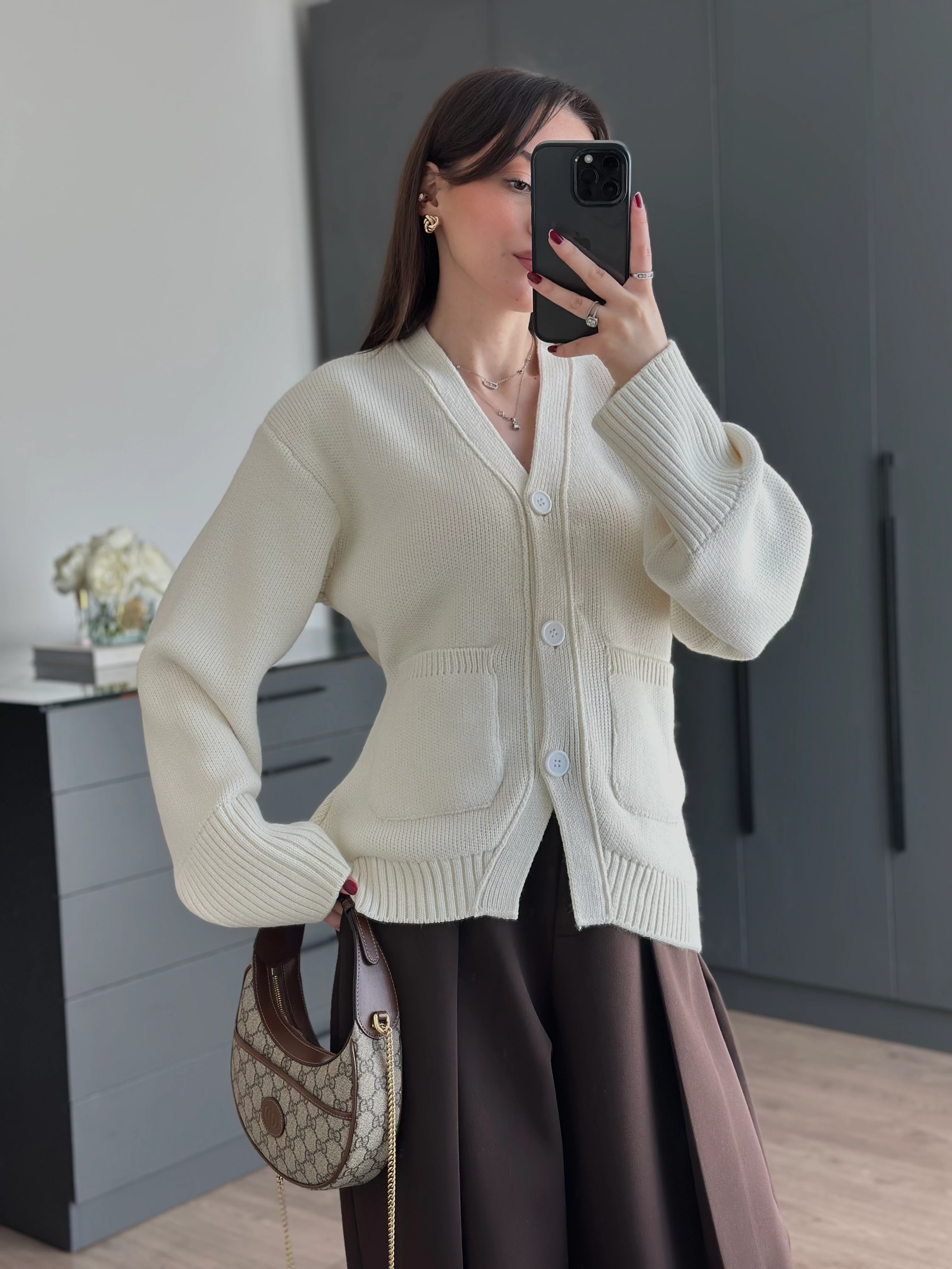 V YAKA CEP DETAYLI EKRU TRİKO HIRKA