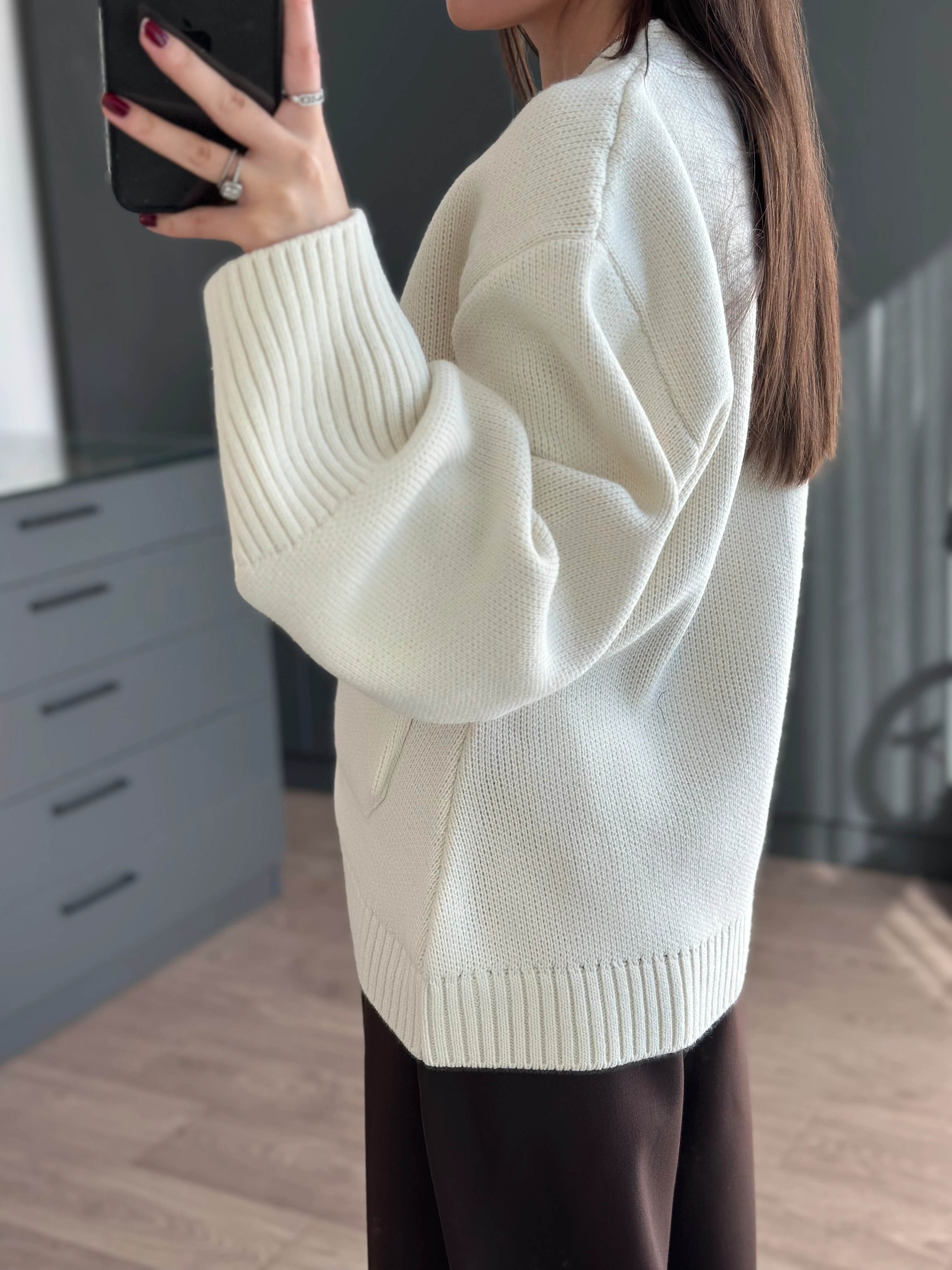 V YAKA CEP DETAYLI EKRU TRİKO HIRKA