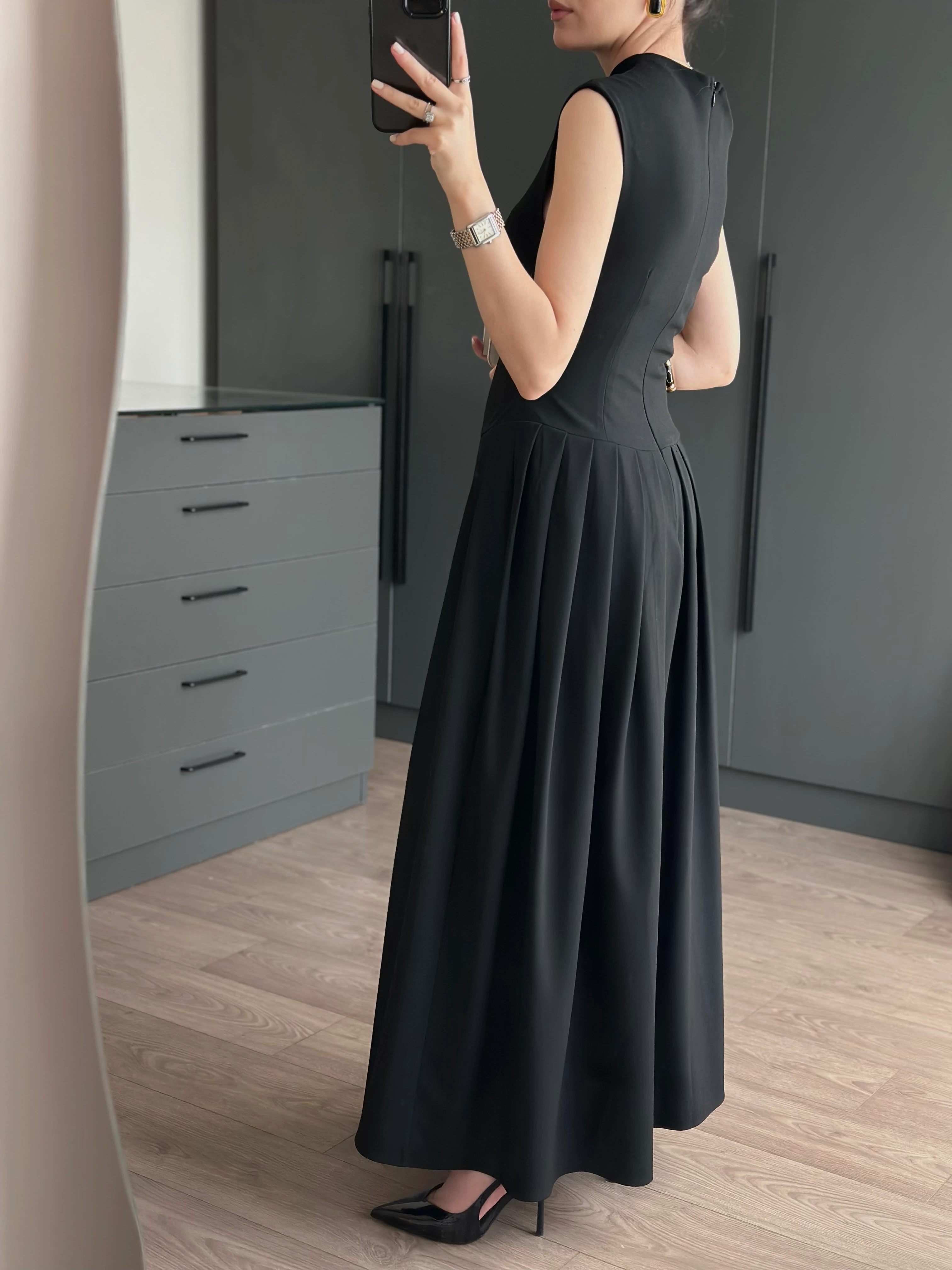 TASARIM KAYIK YAKA PİLELİ ELBİSE - SİYAH