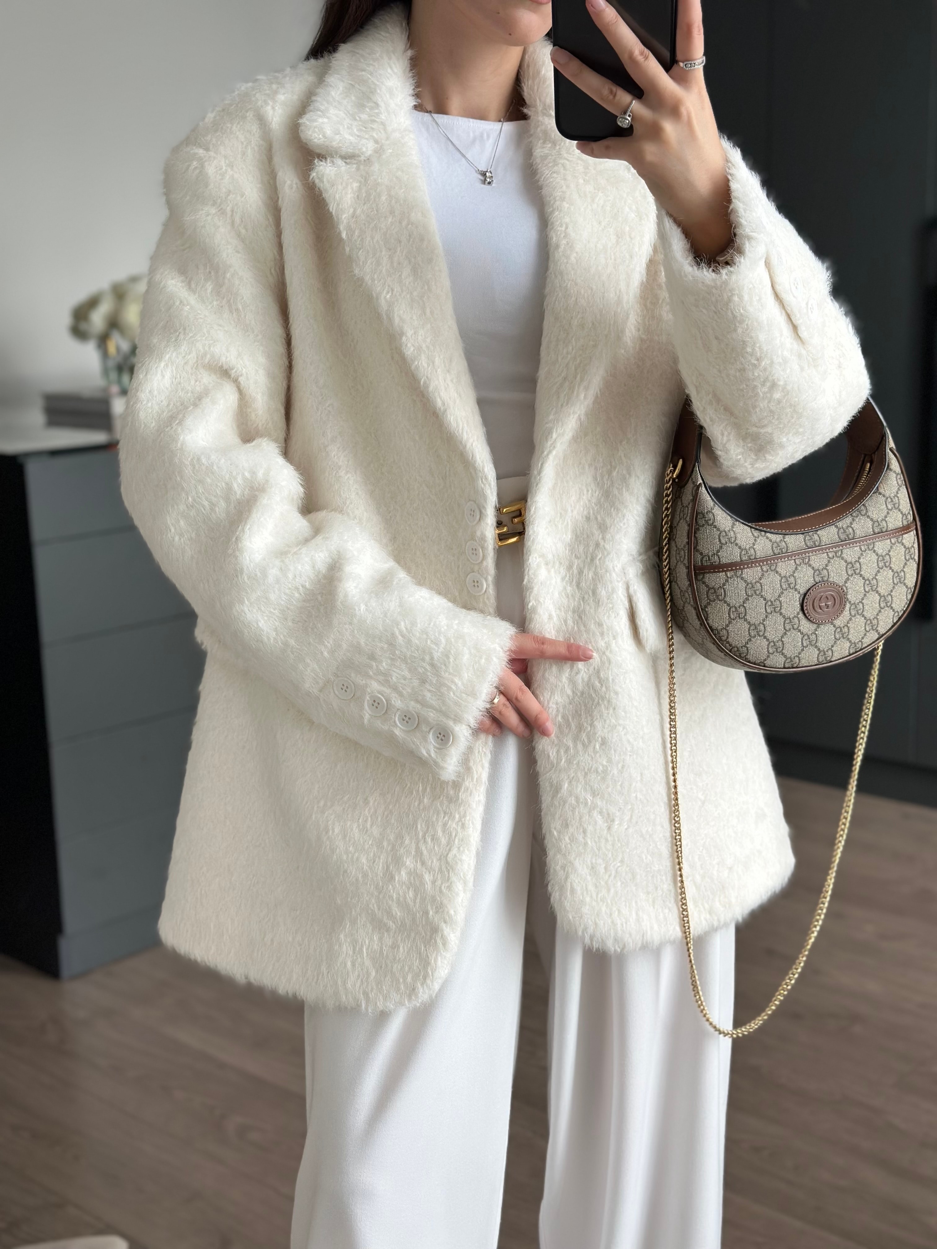 KIRÇILLI TÜYLÜ DÜĞMELİ BEYAZ CEKET