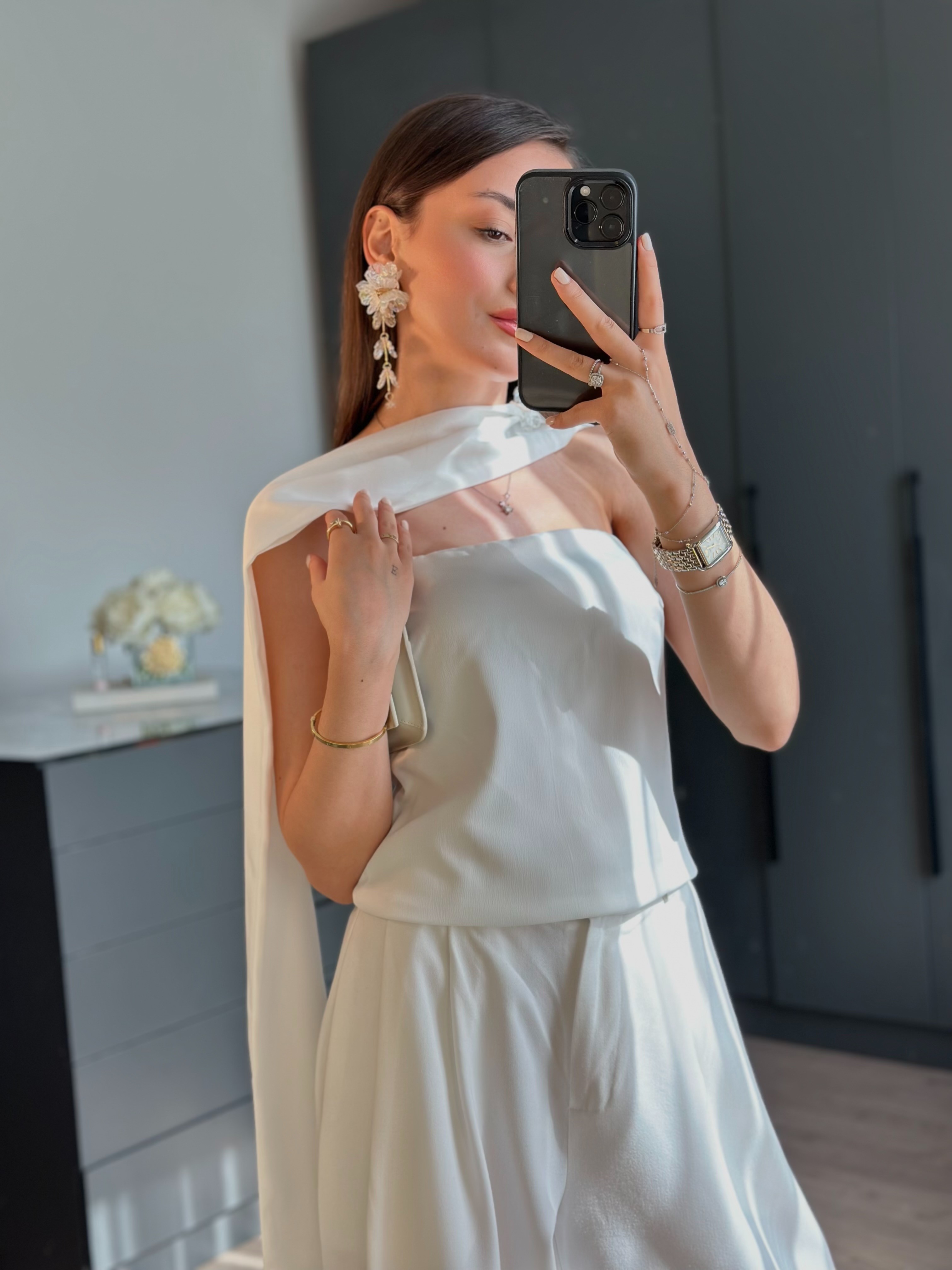SATEN TASARIM ŞAL YAKA STRAPLEZ BEYAZ BLUZ