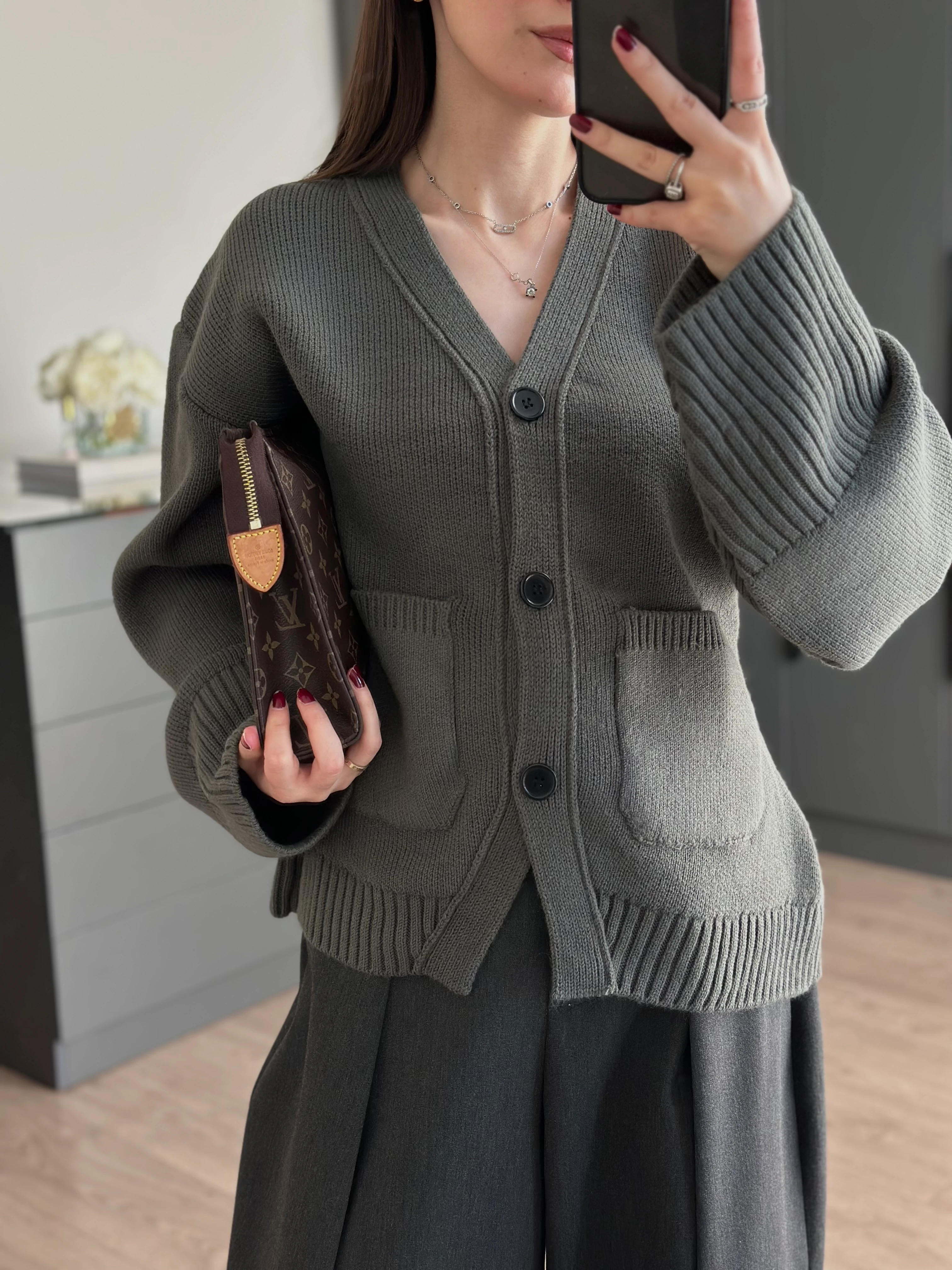 V YAKA CEP DETAYLI HAKİ TRİKO HIRKA