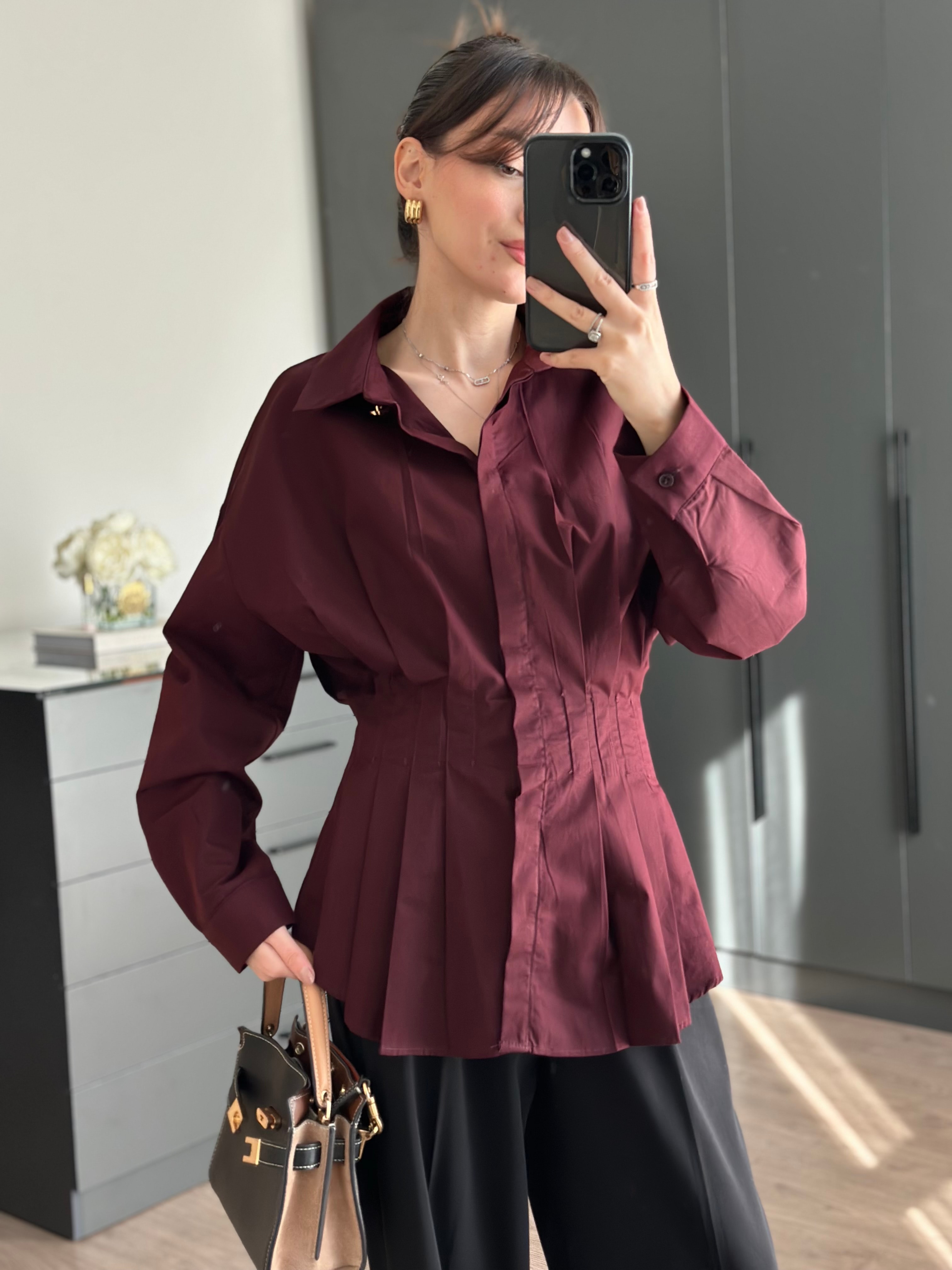 PİLİSE DETAYLI BELİ OTURTMALI BORDO GÖMLEK