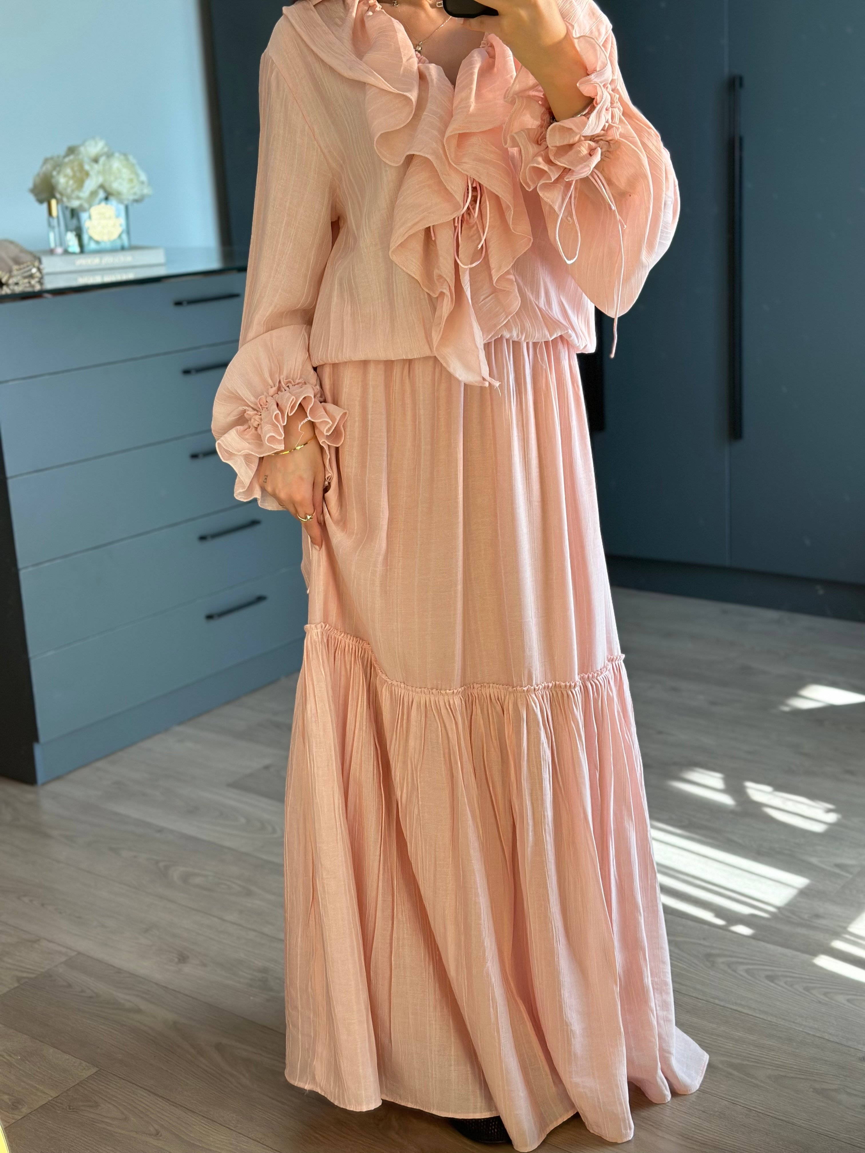 BELLIS TOZ PEMBE FIRFIRLI TASARIM MAXİ ELBİSE