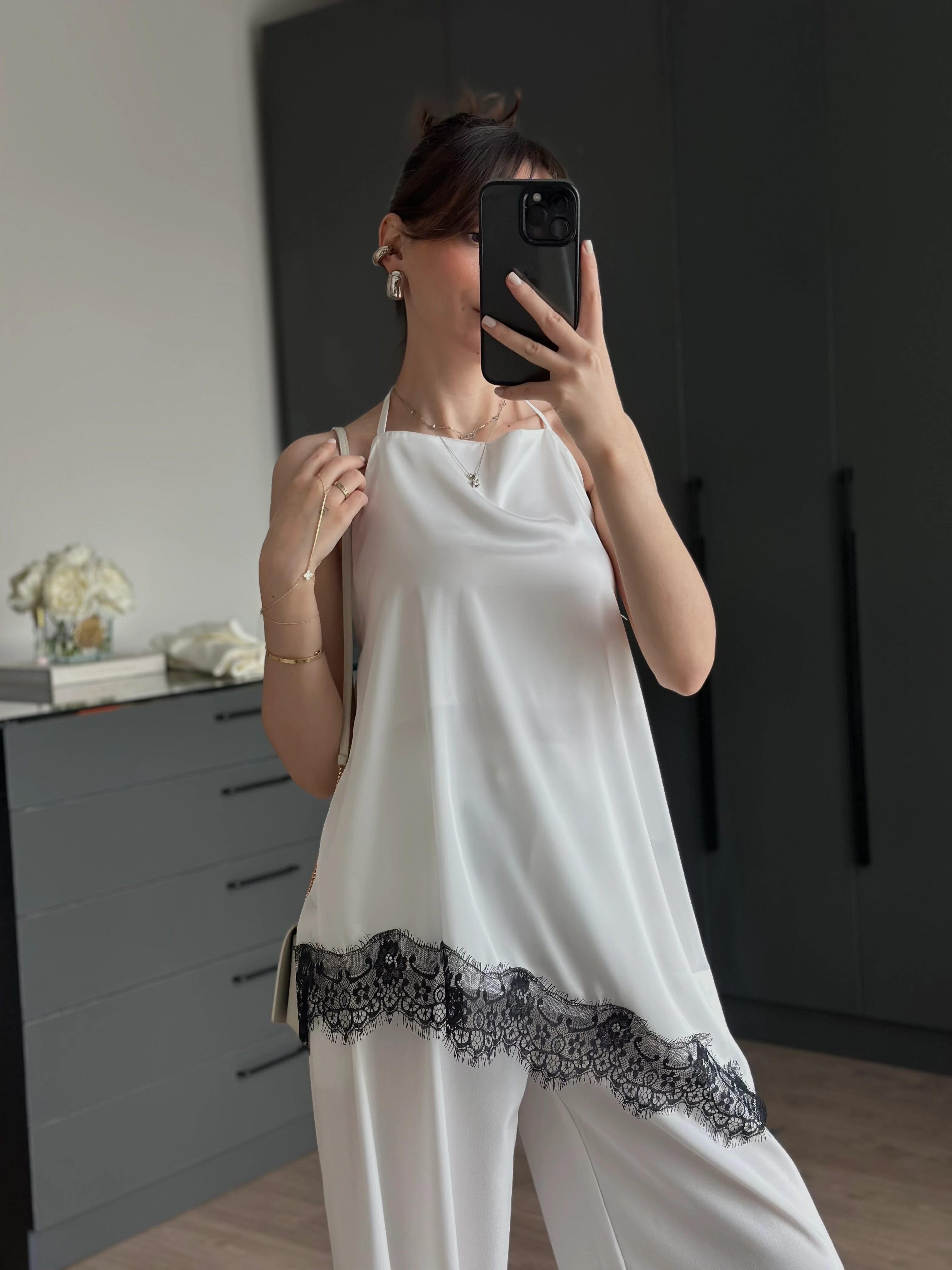 BEYAZ DANTEL DETAYLI SATEN BLUZ