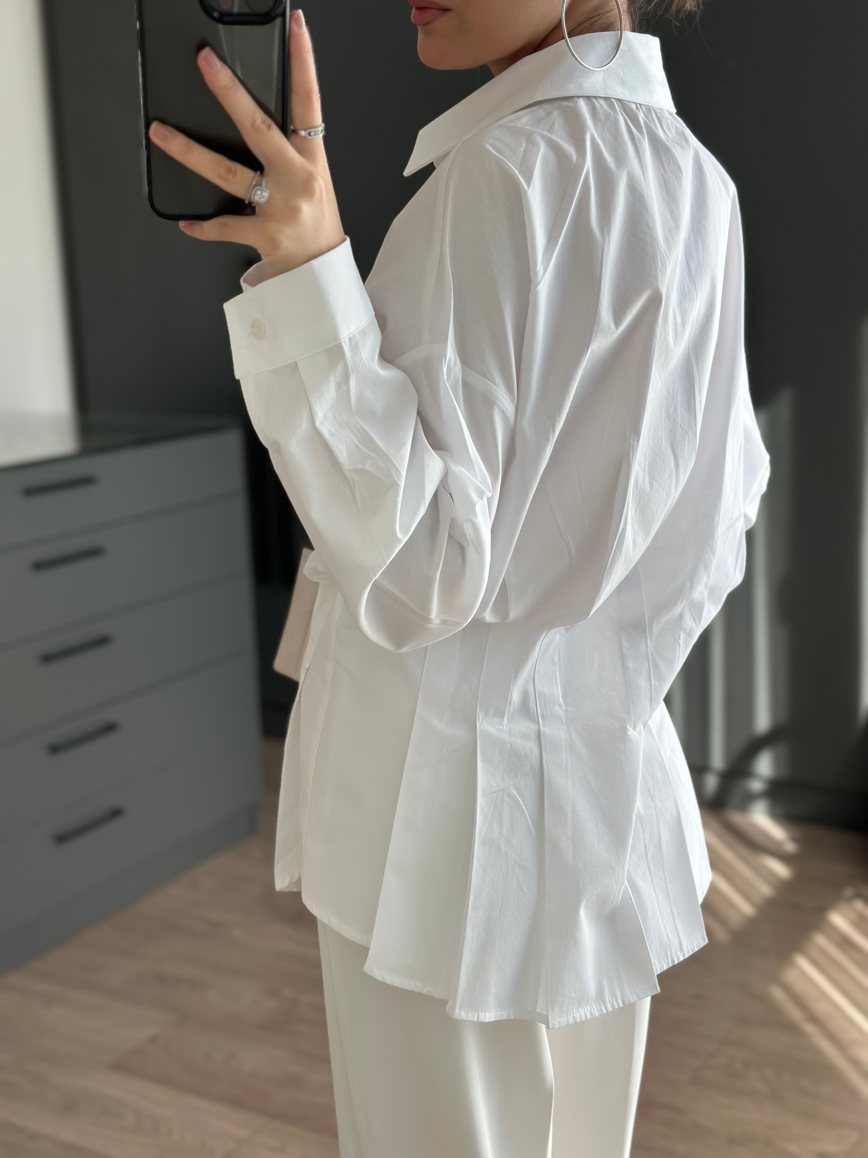 PİLİSE DETAYLI BELİ OTURTMALI BEYAZ GÖMLEK