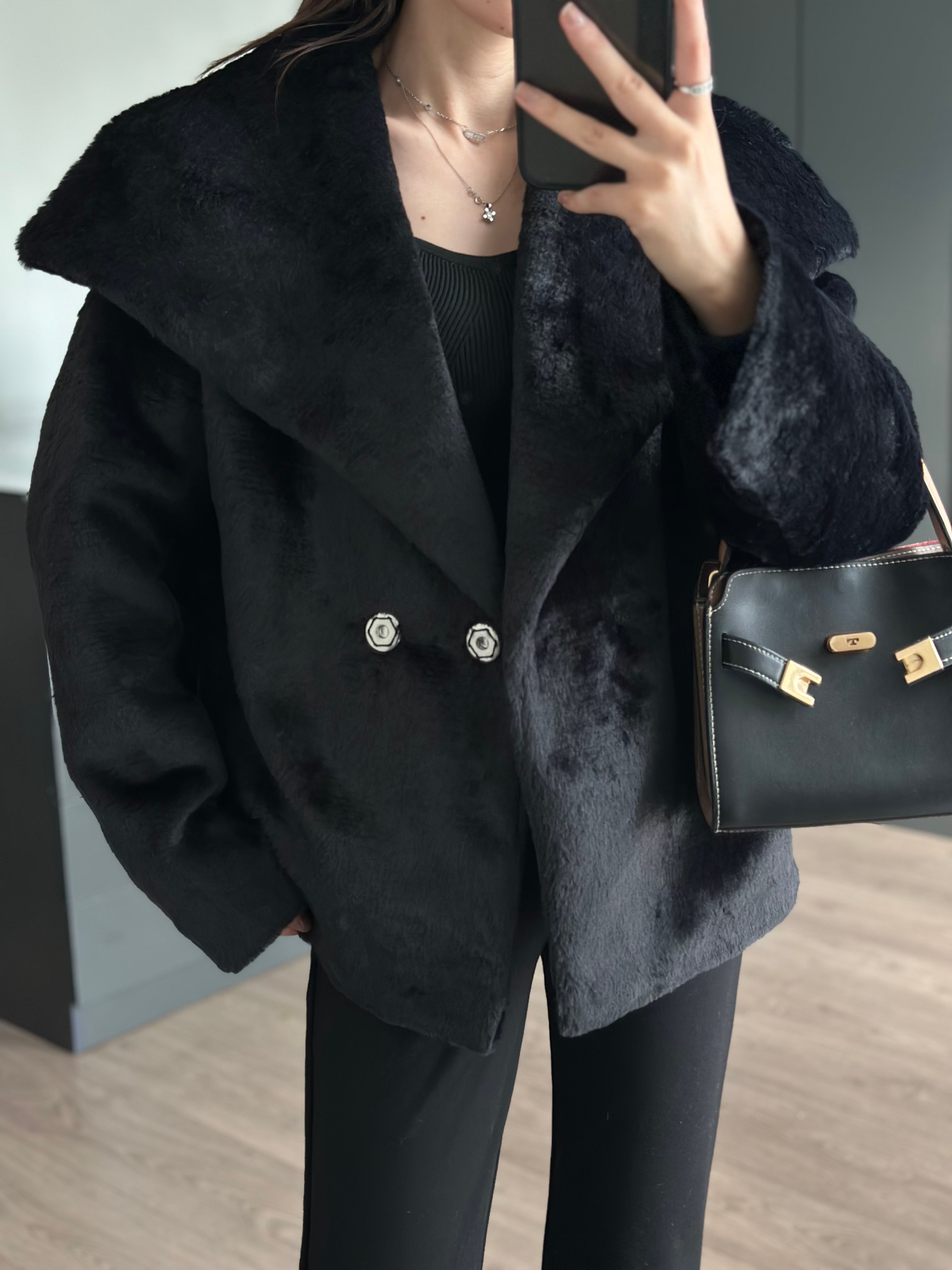 PELUŞ TASARIM YAKA SİYAH CEKET 