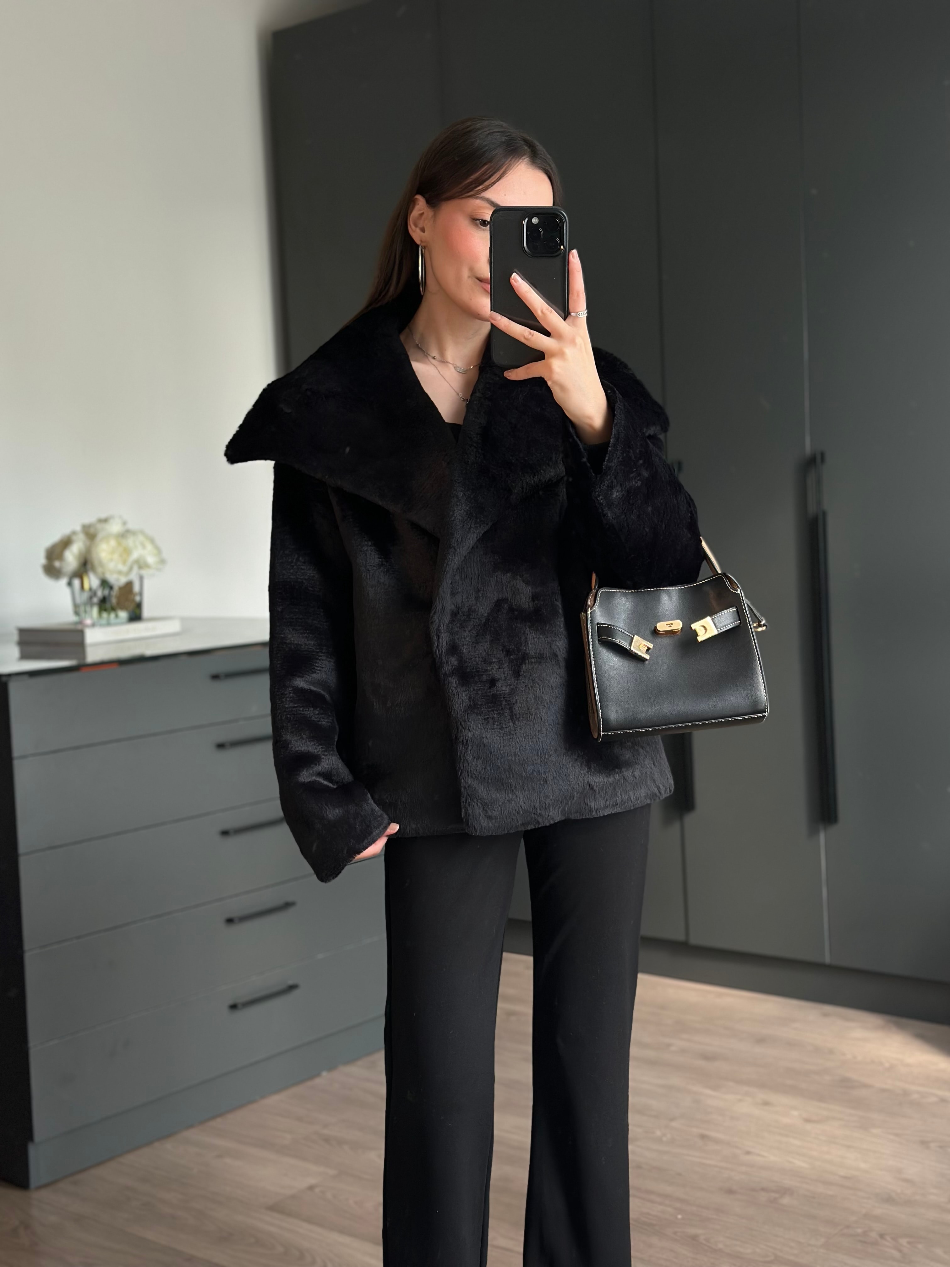 PELUŞ TASARIM YAKA SİYAH CEKET 