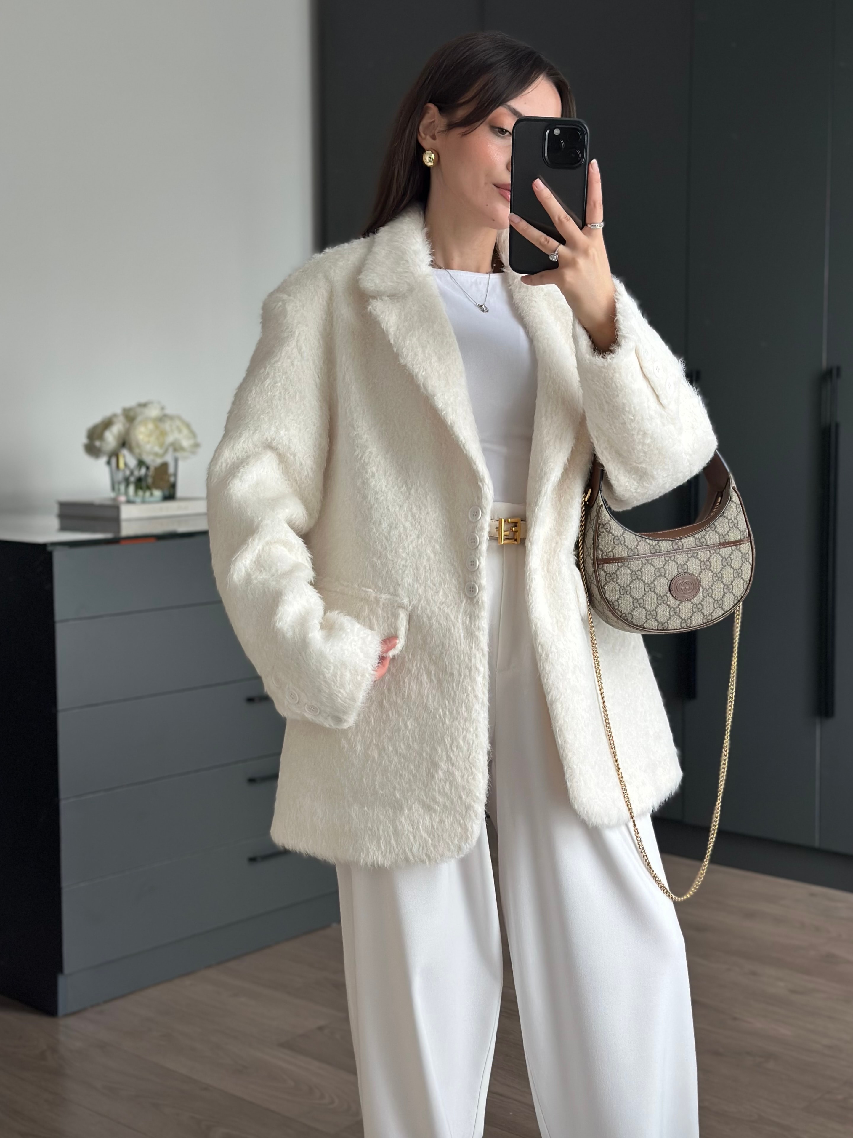 KIRÇILLI TÜYLÜ DÜĞMELİ BEYAZ CEKET