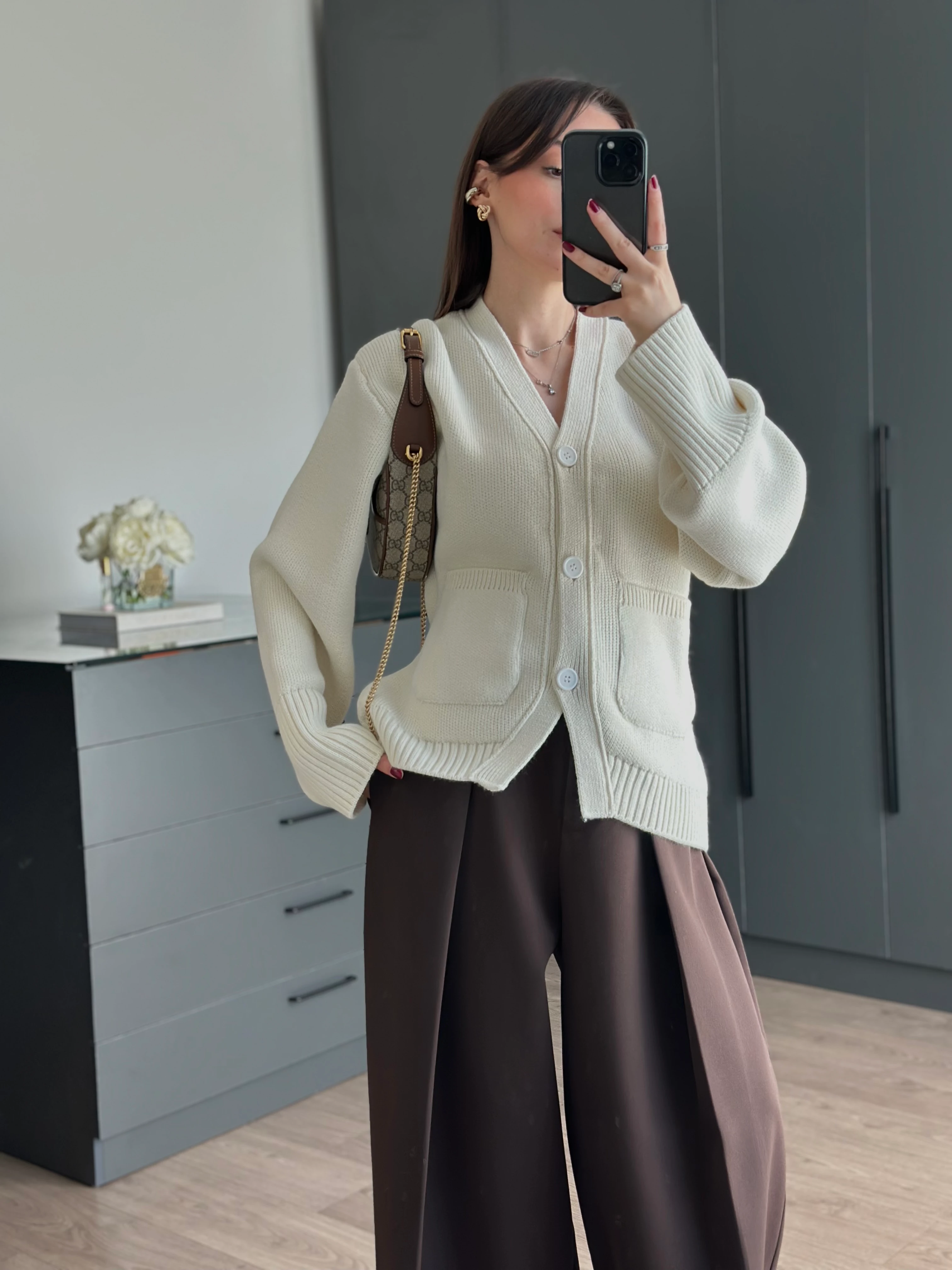 V YAKA CEP DETAYLI EKRU TRİKO HIRKA