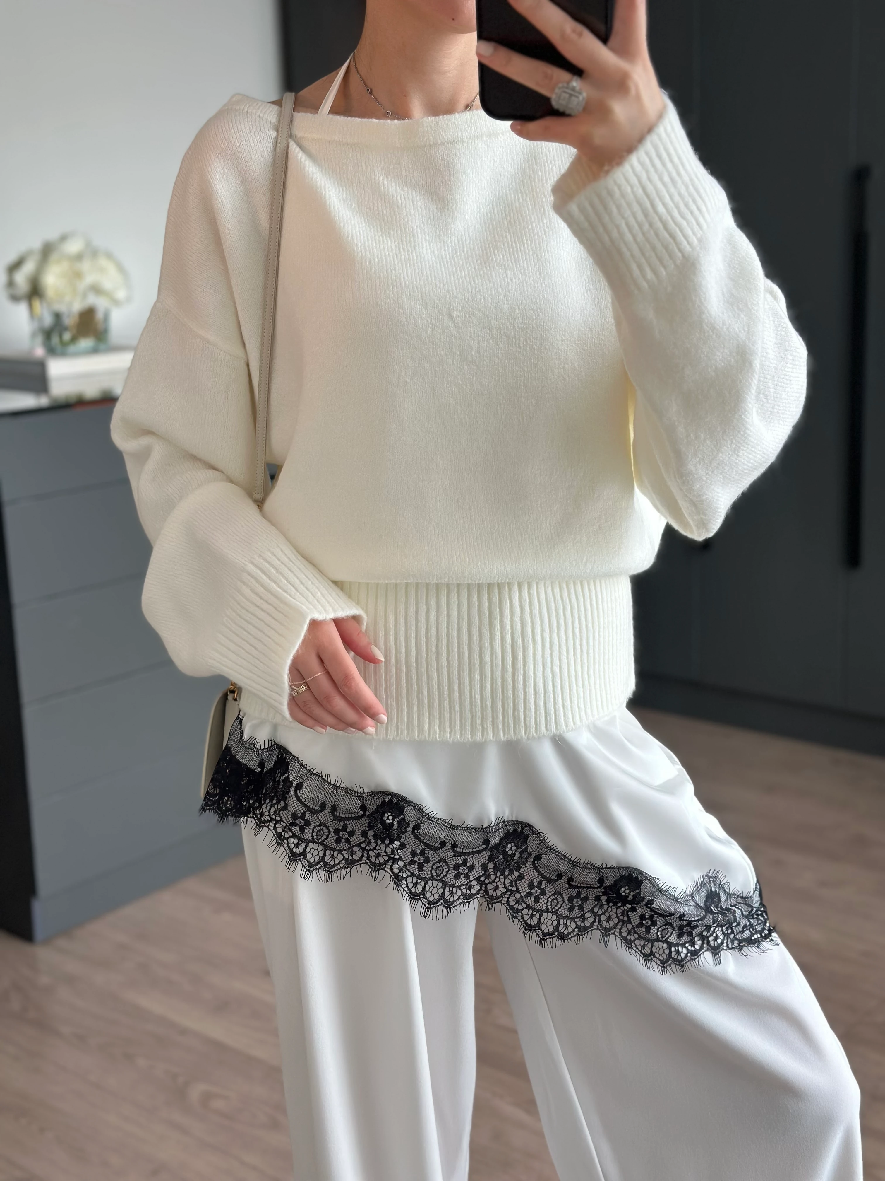 BEYAZ DANTEL DETAYLI SATEN BLUZ