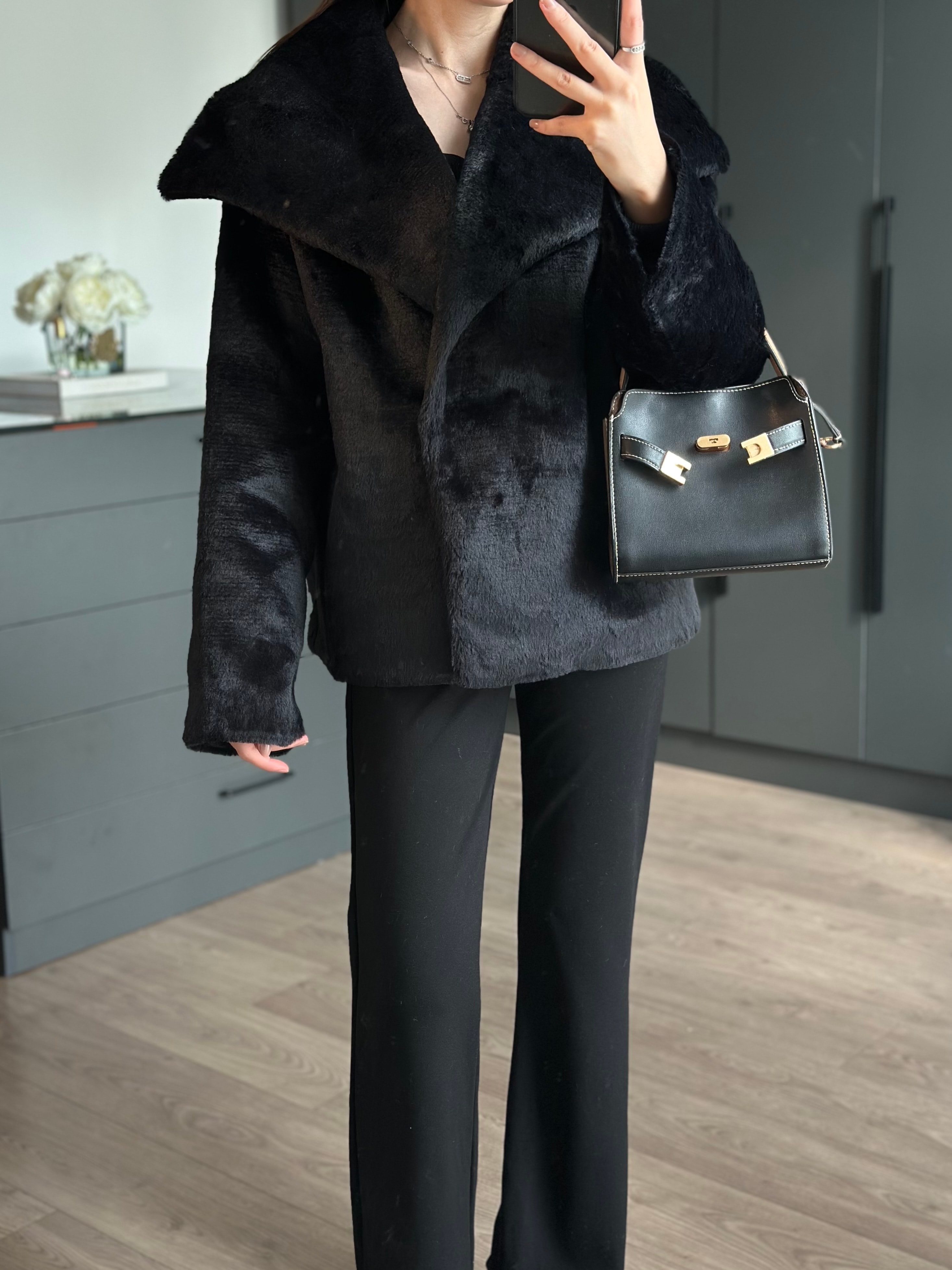 PELUŞ TASARIM YAKA SİYAH CEKET 