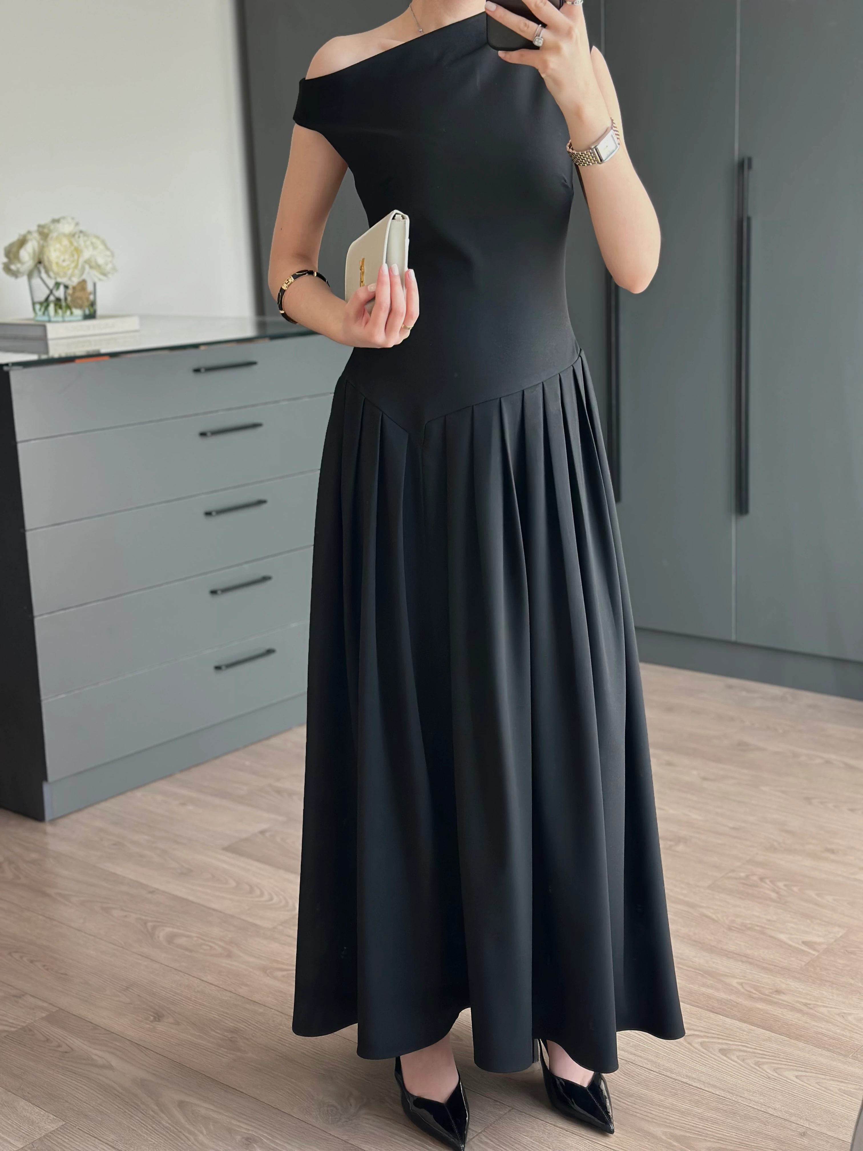 TASARIM KAYIK YAKA PİLELİ ELBİSE - SİYAH