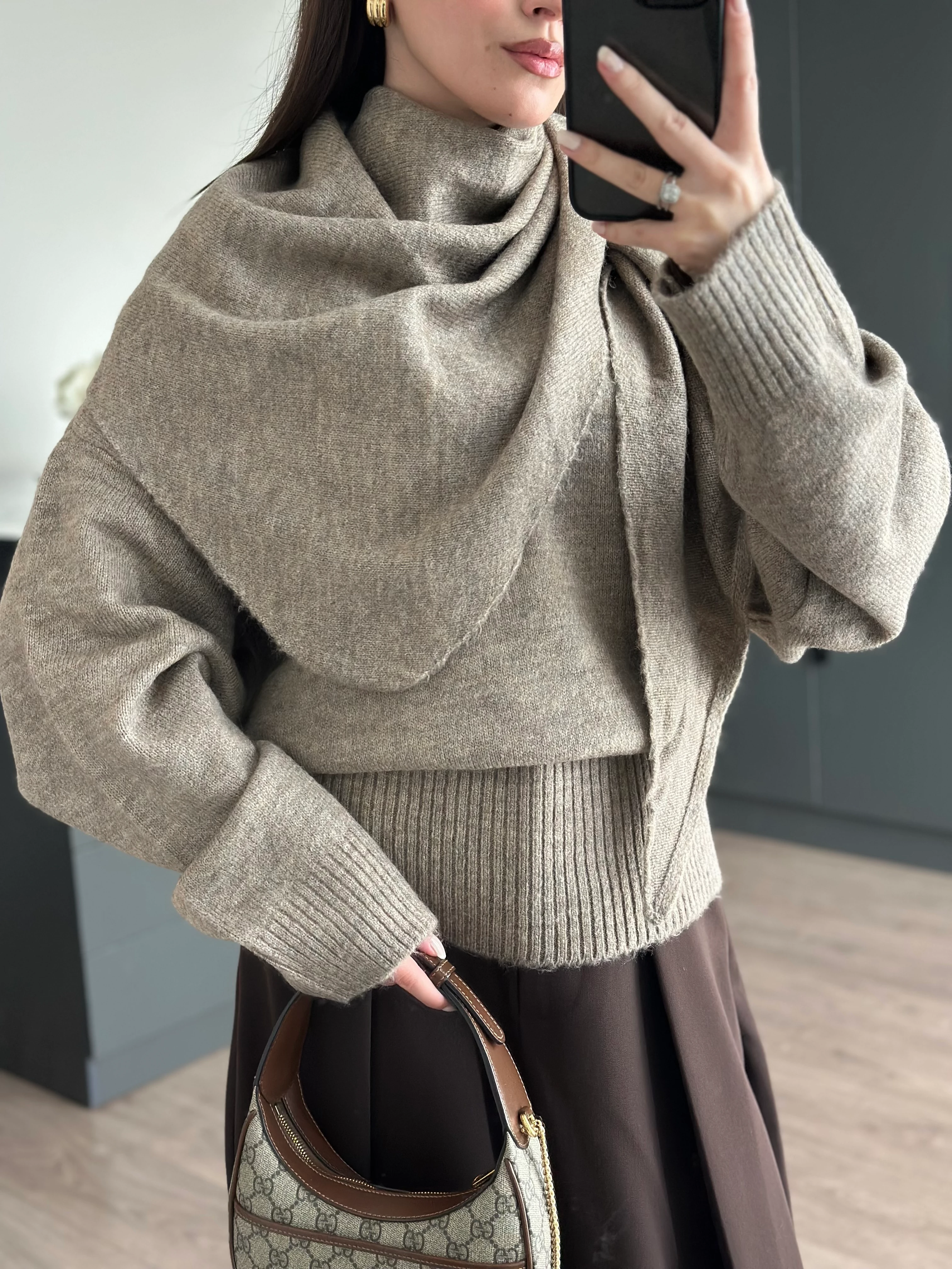 ŞAL DETAYLI TRİKO KAZAK - KOYU BEJ